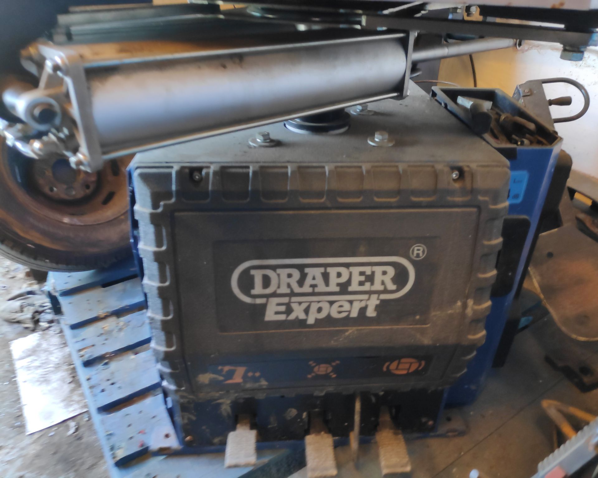 1 x Draper Expert Tyre Machine - Bead Breaker Requires Attention - CL682 - Location: Bedford - Image 8 of 13