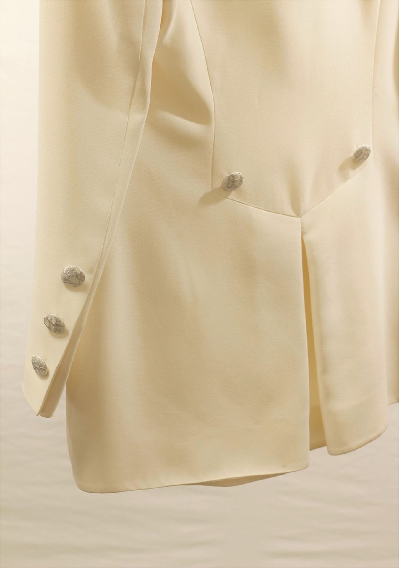 1 x Boutique Le Duc Cream Jacket - Size: 16 - Material: 52% Viscose, 48% Acetate - From a High End - Image 16 of 17