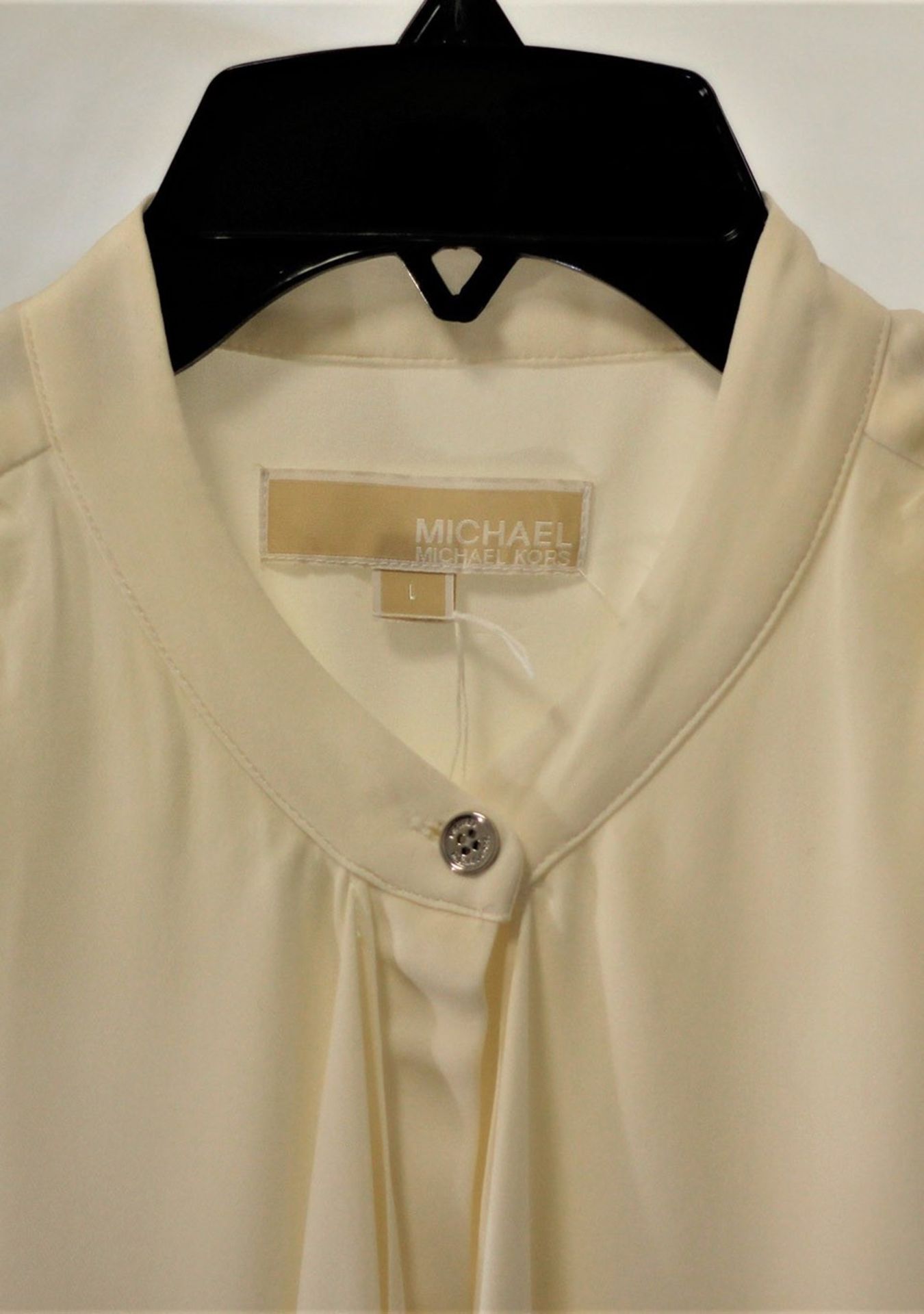 1 x Michael Kors Cream Blouse - Size: L - Material: 100% Silk - From a High End Clothing Boutique In - Image 2 of 4