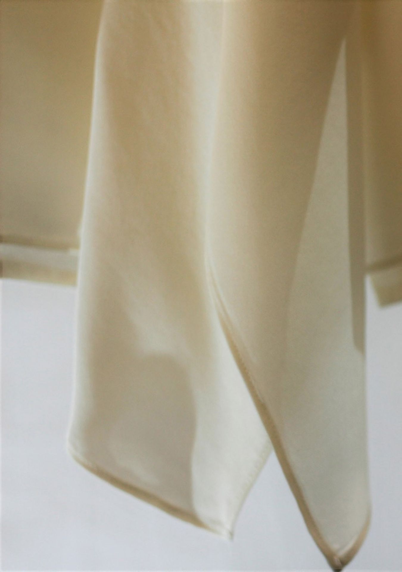 1 x Michael Kors Cream Blouse - Size: L - Material: 100% Silk - From a High End Clothing Boutique In - Image 4 of 4