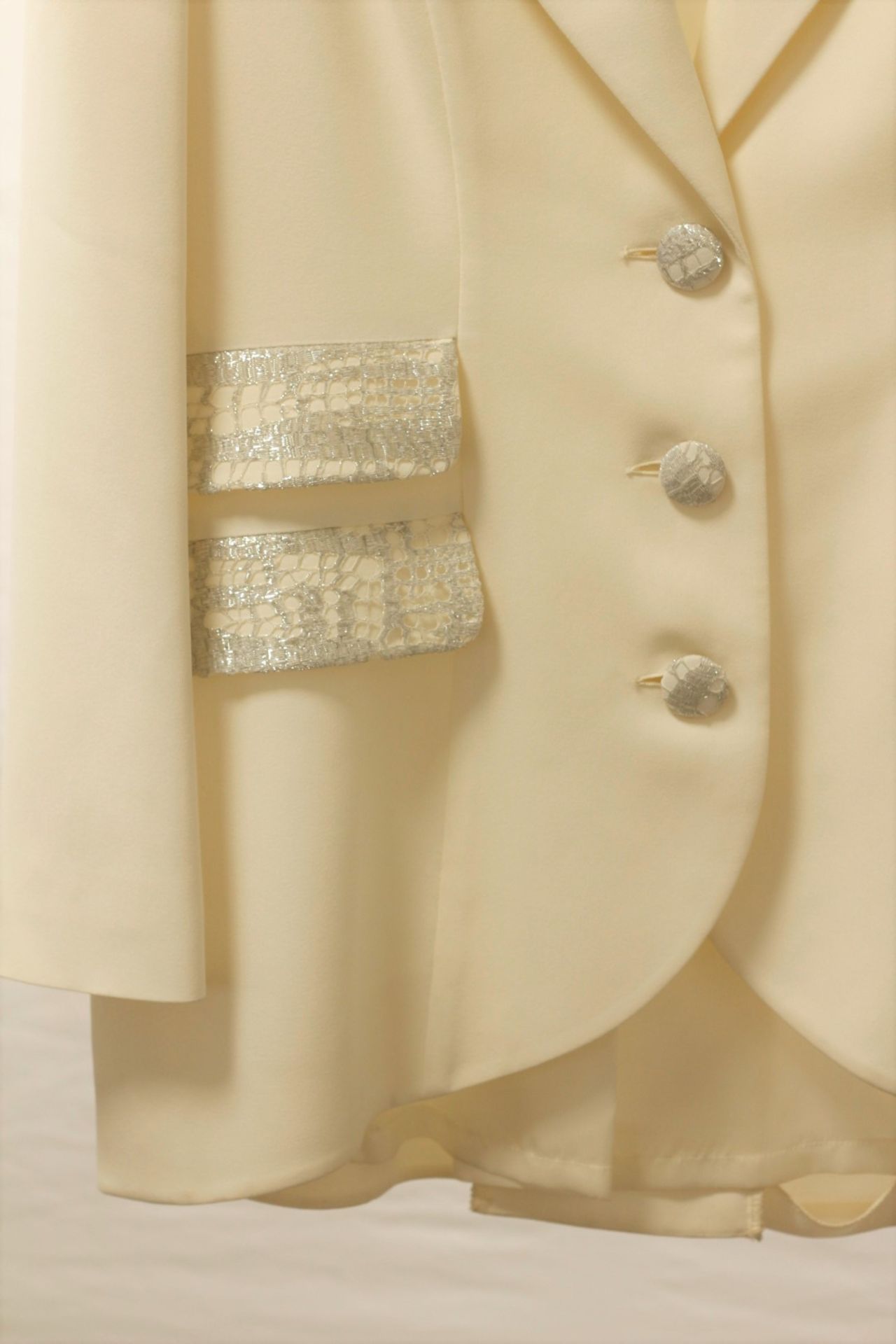 1 x Boutique Le Duc Cream Jacket - Size: 16 - Material: 52% Viscose, 48% Acetate - From a High End - Image 4 of 17