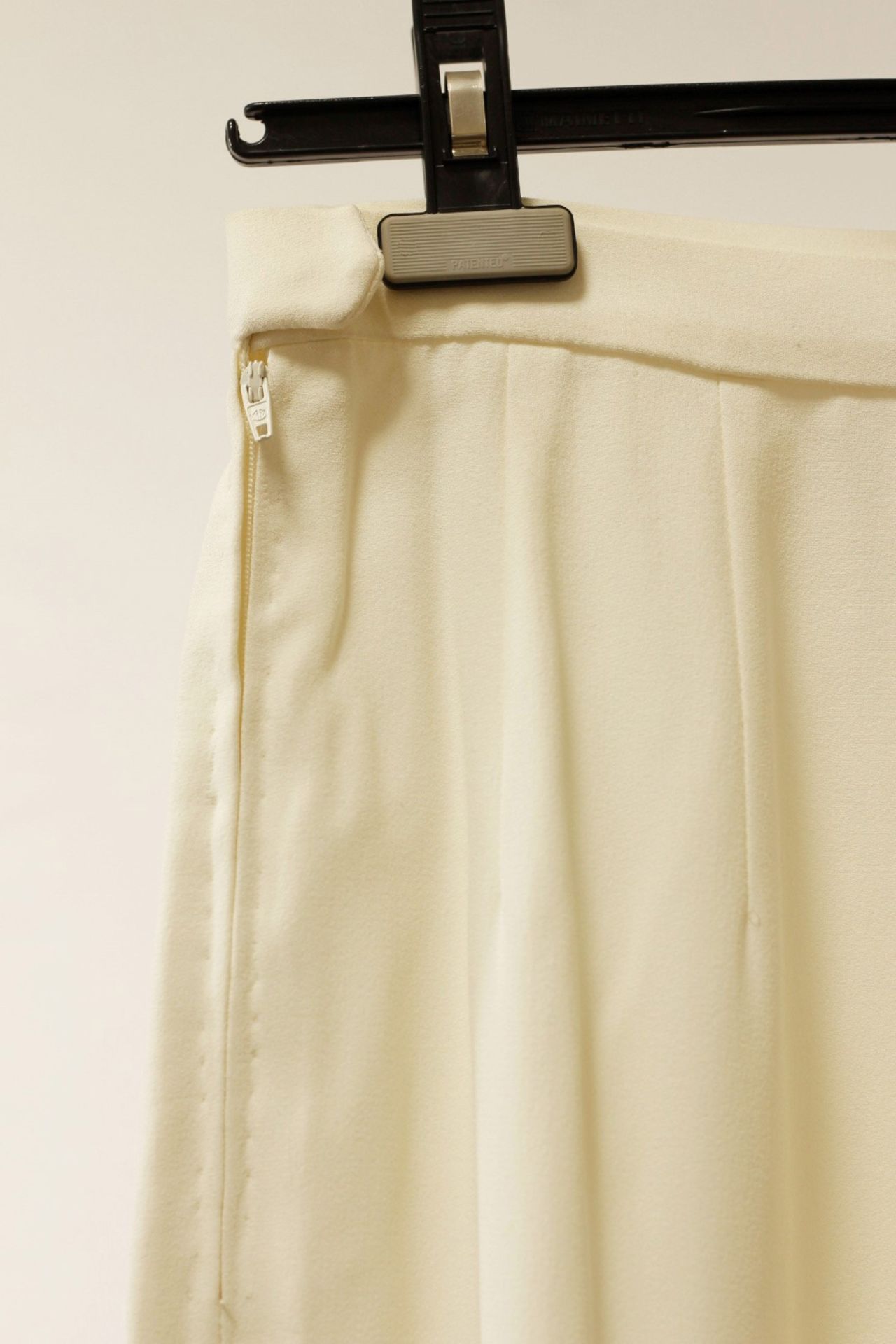 1 x Boutique Le Duc Cream Suit (Jacket And Trousers) - Size: 12 - Material: 82% Acetate, 18% Viscose - Image 8 of 13
