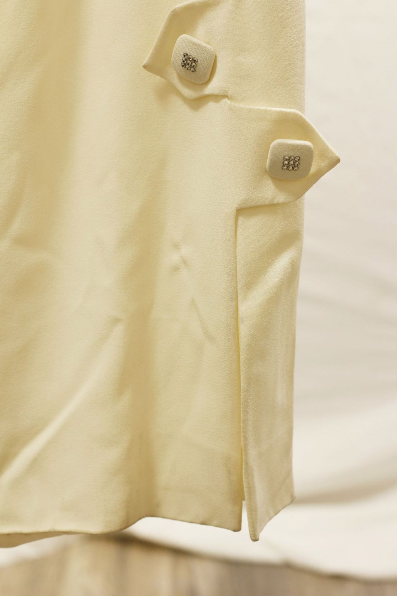1 x Boutique Le Duc Cream Suit (Jacket And Trousers) - Size: 12 - Material: 82% Acetate, 18% Viscose - Image 9 of 13