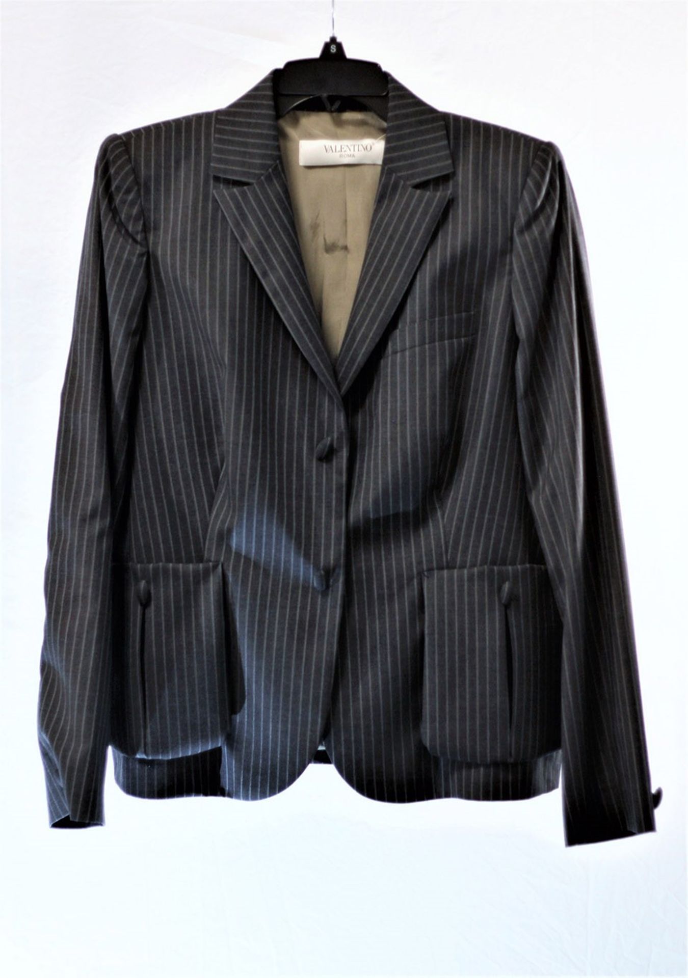 1 x Valentino Roma Grey Stripped Blazer - Size: 18 - Material: Lining 57% Acetate, 43% Cotton.