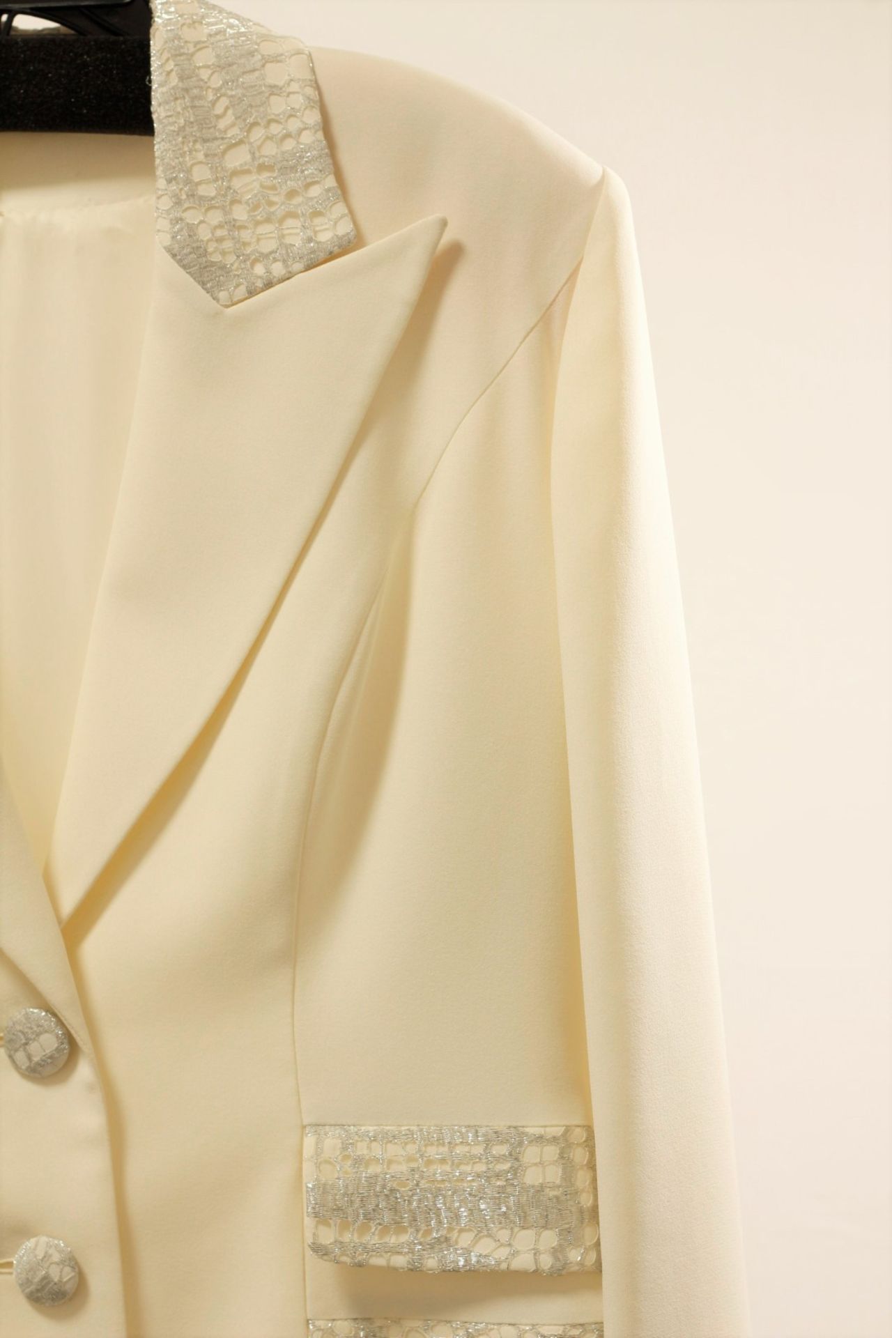 1 x Boutique Le Duc Cream Jacket - Size: 16 - Material: 52% Viscose, 48% Acetate - From a High End - Image 10 of 17