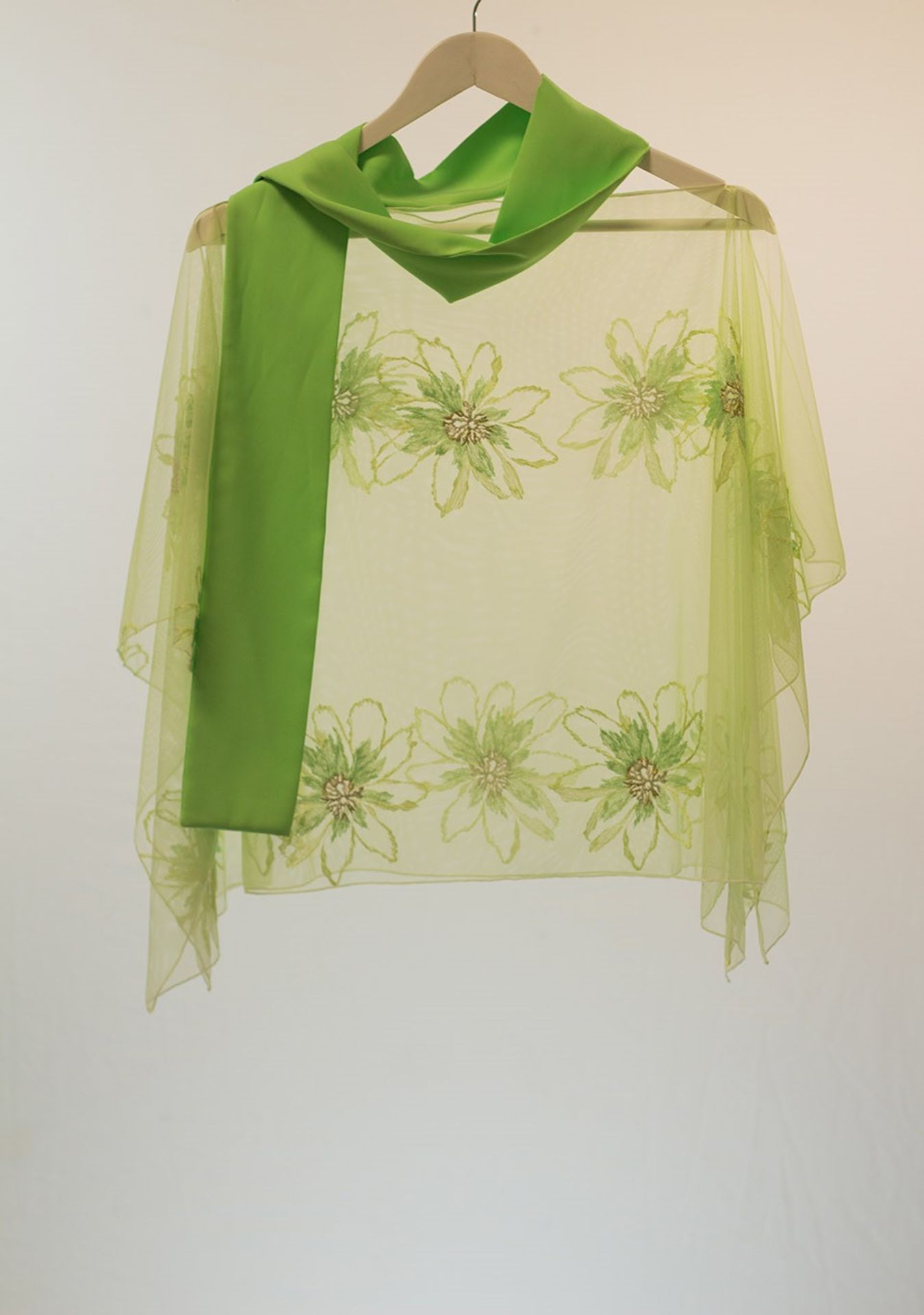 1 x Boutique Le Duc Green Skirt With Matching Scarf And Shawl - Size: 8 - Material: 100% Silk - From - Image 2 of 10