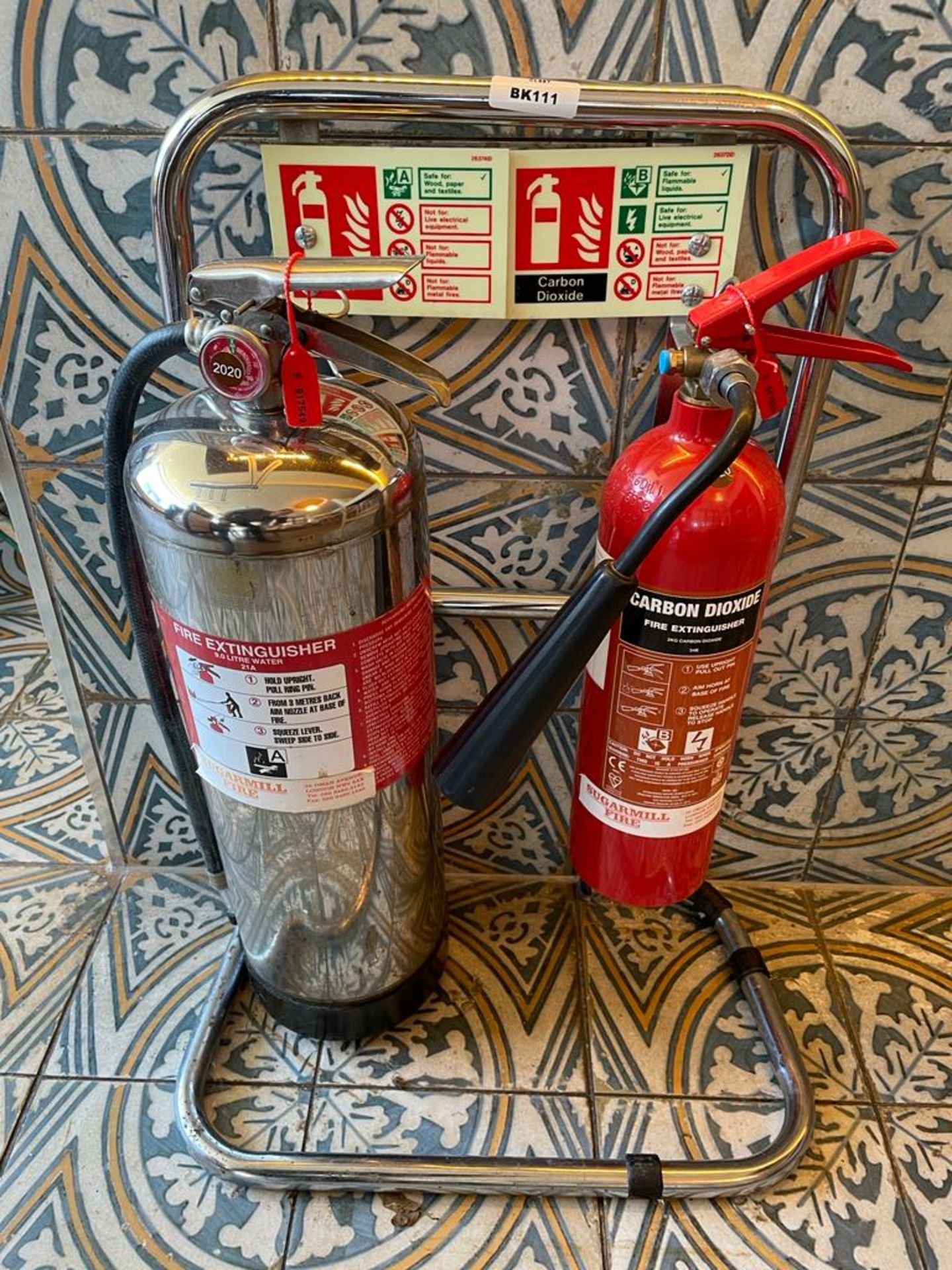 2 x Fire Extinguishers With Chrome Stand - Includes 9l Water and 2kg Carbon Dioxide - Ref: BK111 -