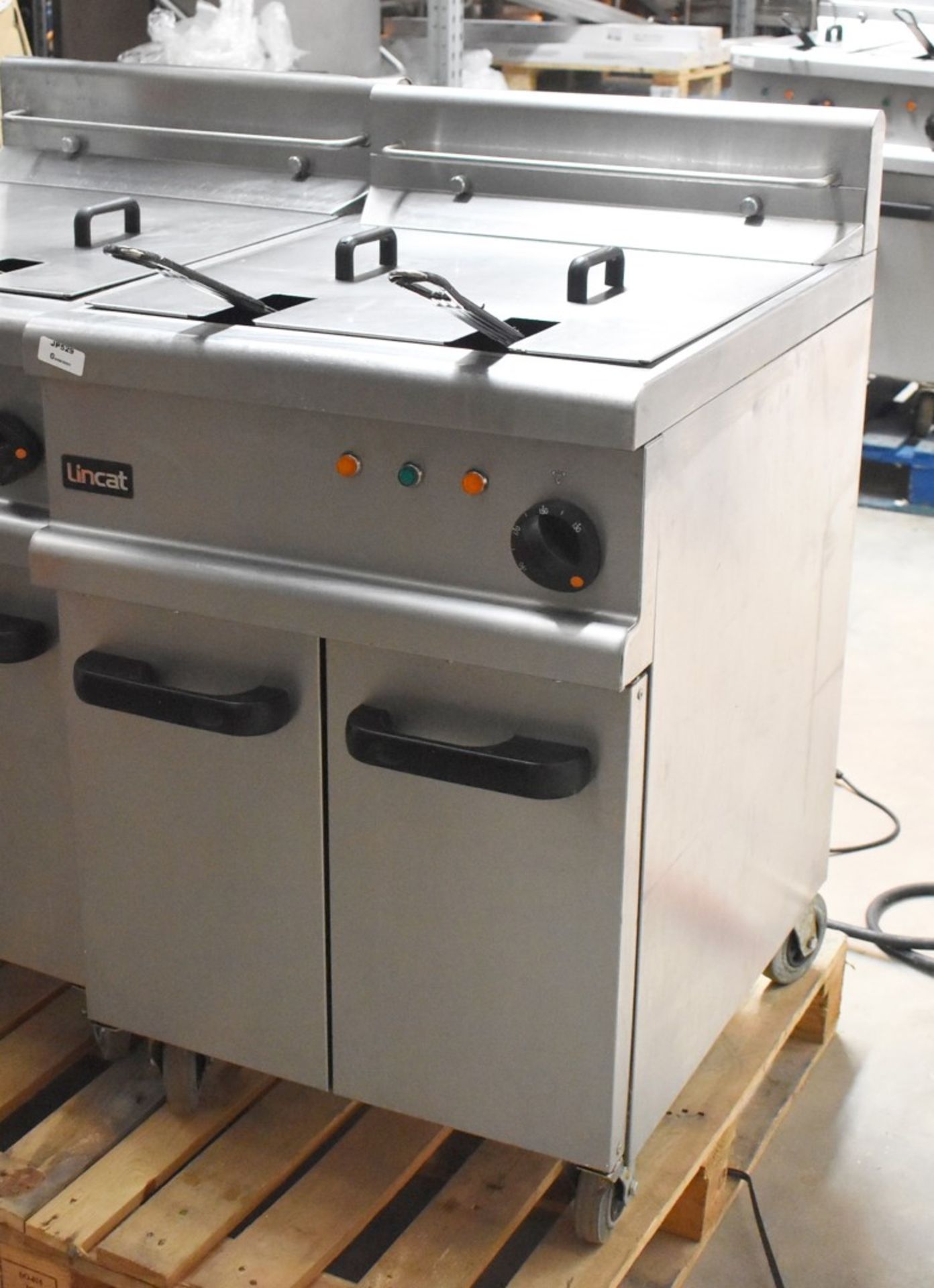 1 x Lincat Opus 700 OE7113 Single Large Tank Electric Fryer With Built In Filteration - 240V / 3PH P