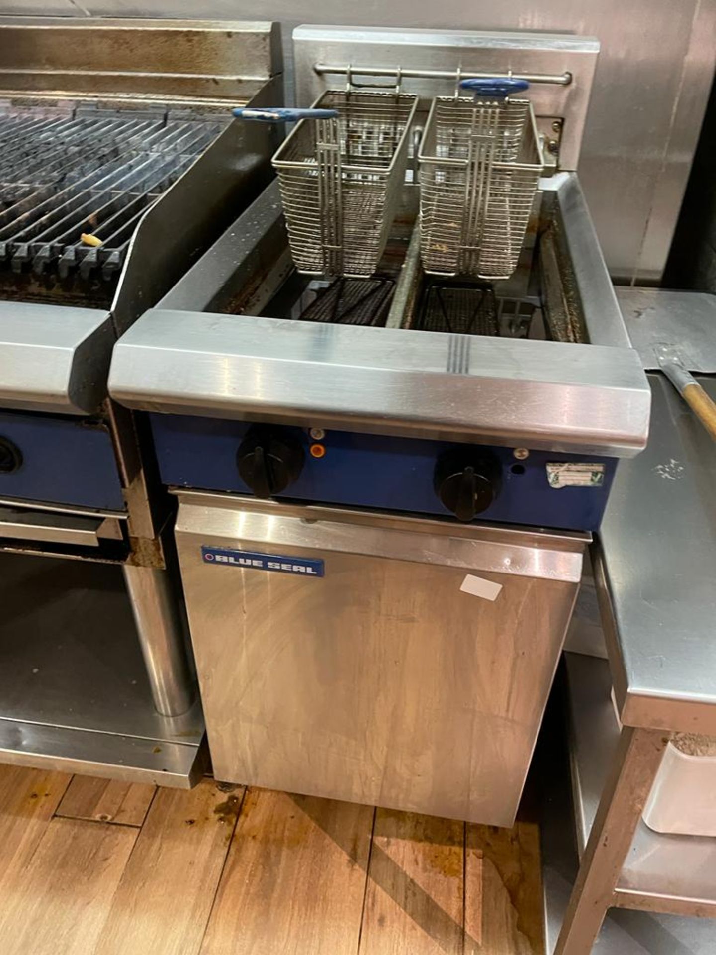 1 x Blue Seal E44 Commercial Twin Tank Fryer - 3 Phase -Ref: BK212 - - Image 5 of 7