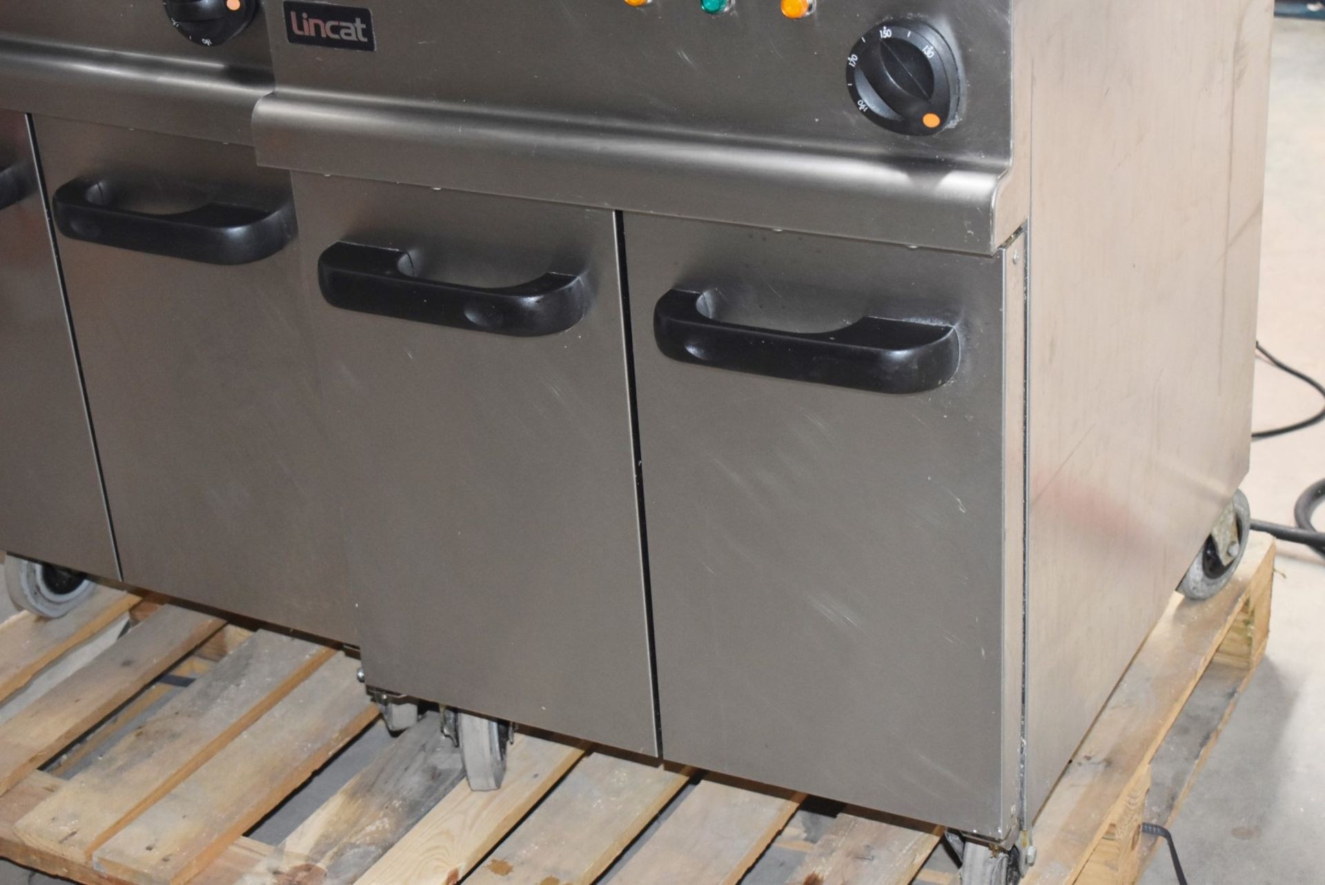 1 x Lincat Opus 700 OE7113 Single Large Tank Electric Fryer With Built In Filteration - 240V / 3PH P - Image 8 of 11