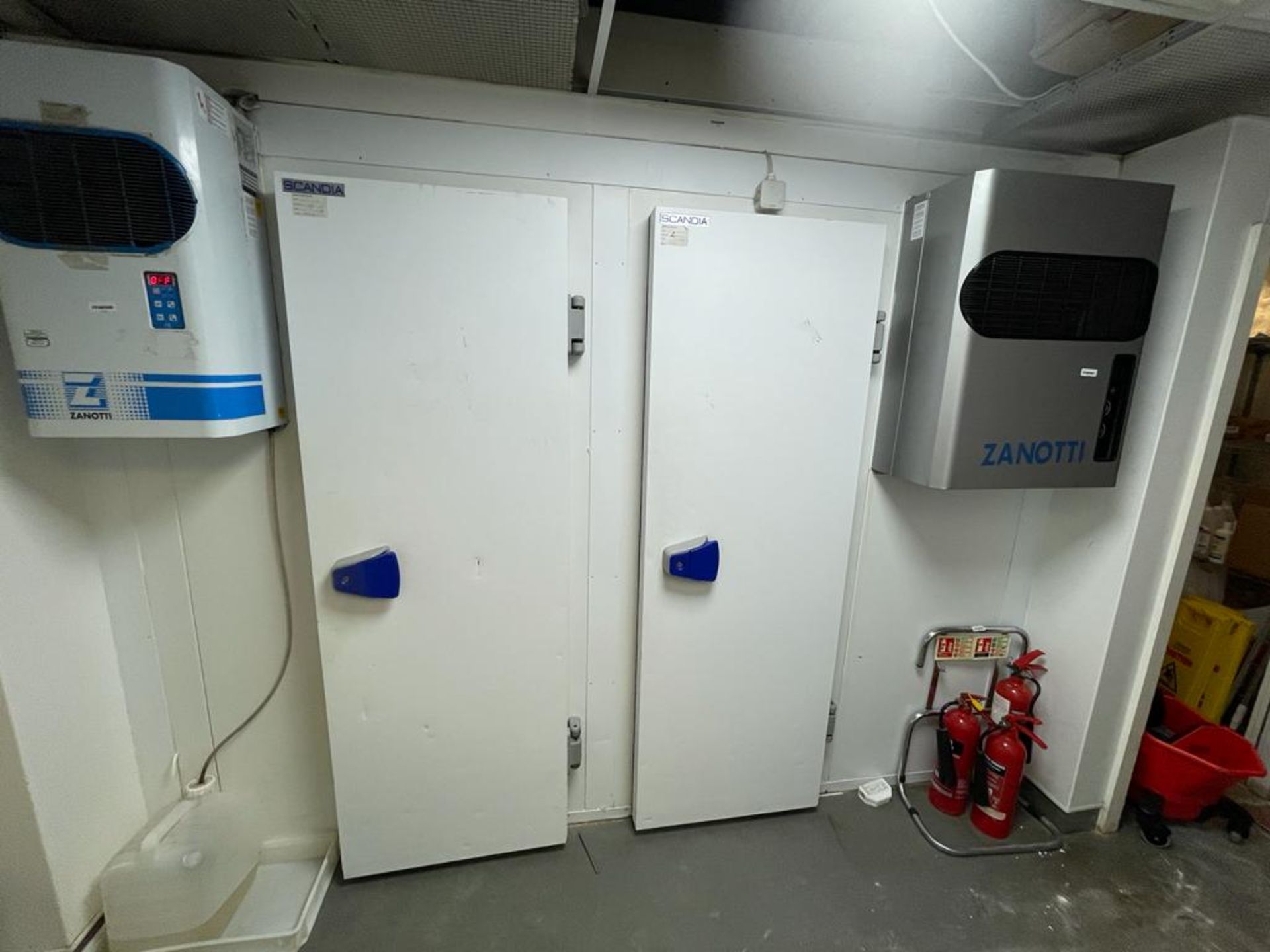 1 x Walk In Refrigerated Cold and Freezer With Zanotti Control Units - Ref: BK249 - CL686 -