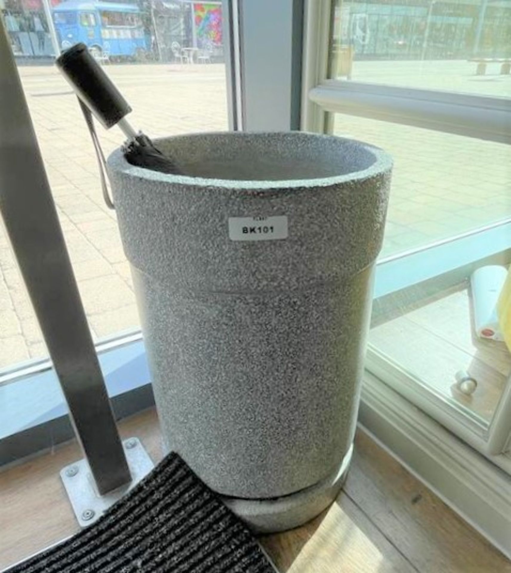 1 x Stone Floor Standing Umbrella Stand - Ref: BK101 - CL686 - Location: Altrincham WA14This lot was