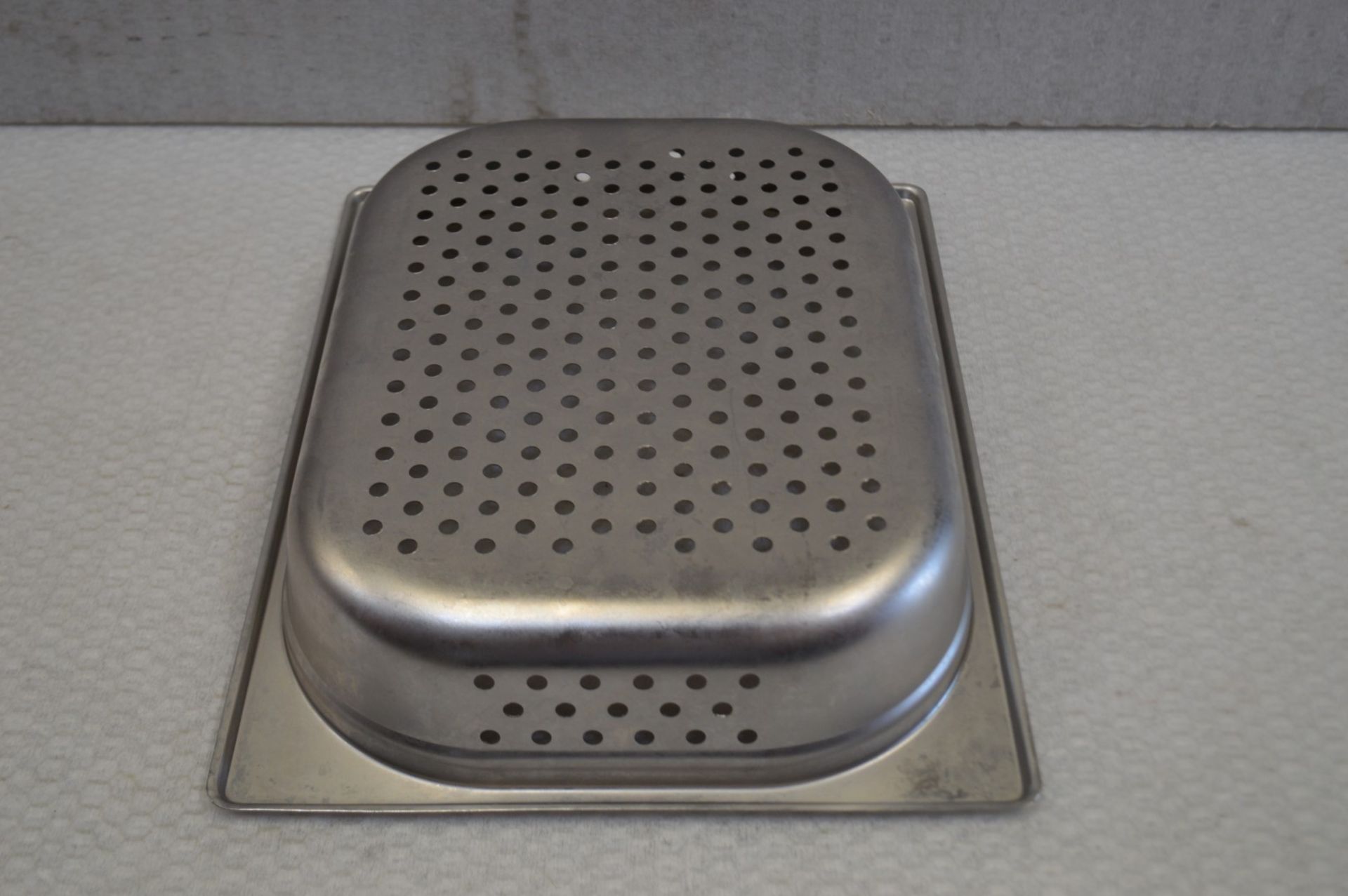10 x Stainless Steel Gastronorm Trays - Dimensions: L33 x W26.5 cm - Includes Perforated and None - Image 4 of 4