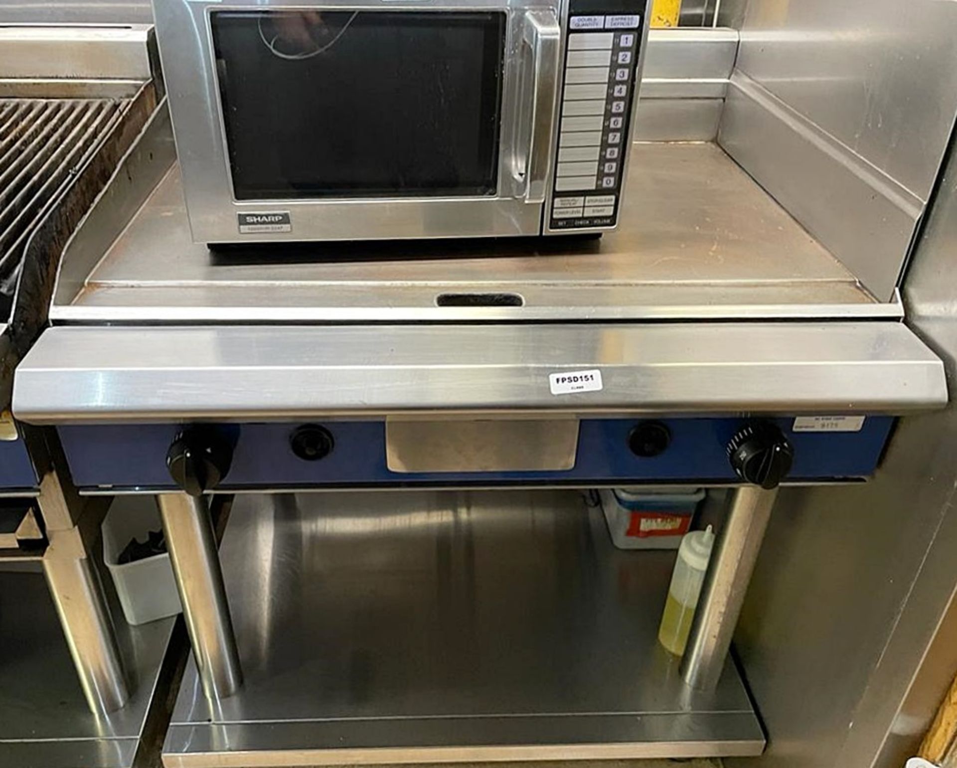 1 x BLUE SEAL Commercial Gas Dual Griddle With Leg Stand - Features 2 x Heat Zones - Image 2 of 4