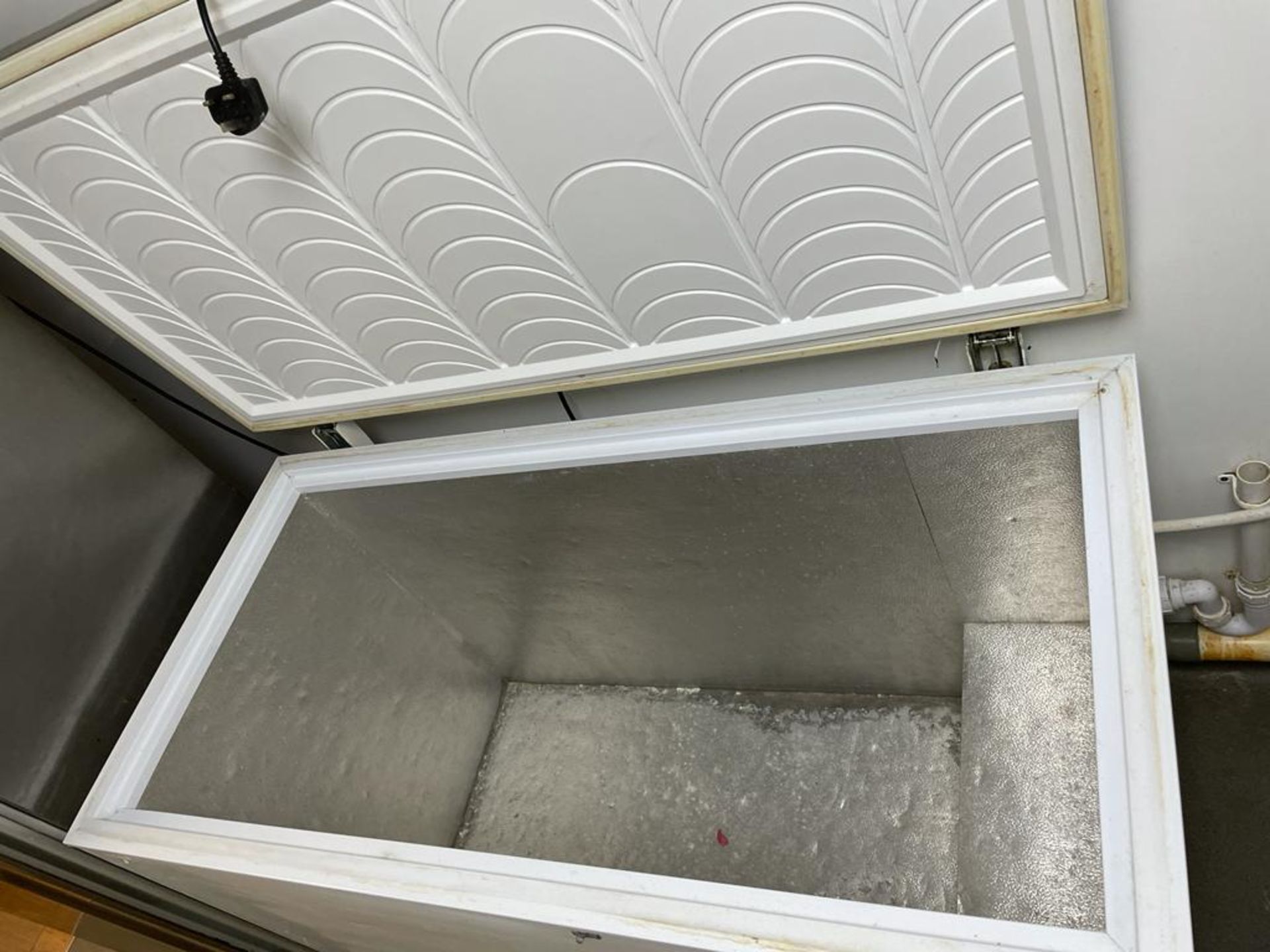 1 x Commercial Chest Freezer With Stainless Steel Top -Ref: BK187 - - Image 6 of 6