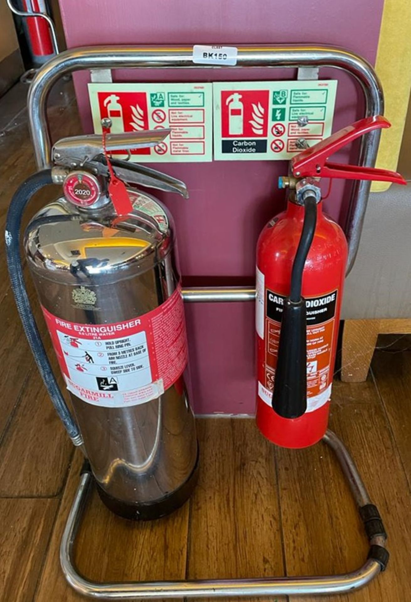 2 x Fire Extinguishers With Chrome Stand - Includes 9l Water and 2kg Carbon Dioxide - Ref: BK150 -