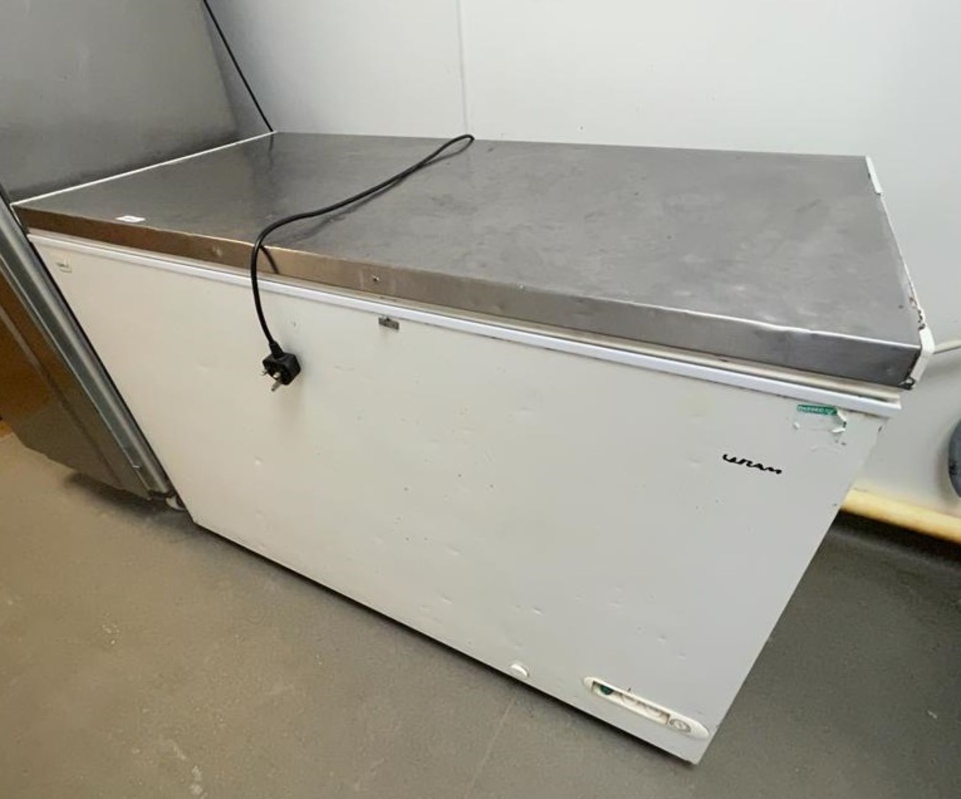 1 x Commercial Chest Freezer With Stainless Steel Top -Ref: BK187 - - Image 4 of 6