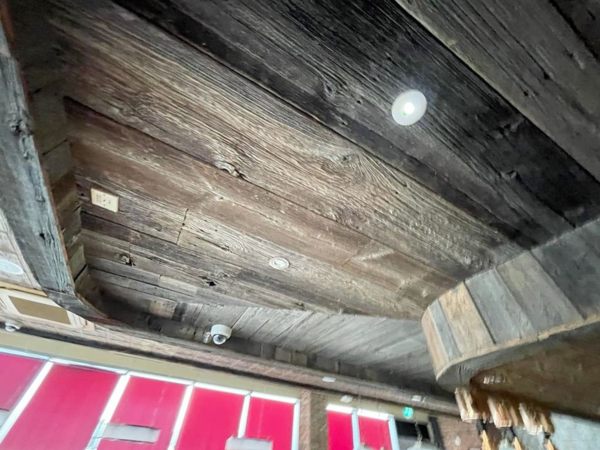 1 x Restaurant Bar With Reclaimed Timber Panelling - Dimensions: H120x600x500cm - BUYER TO REMOVE - Image 9 of 10