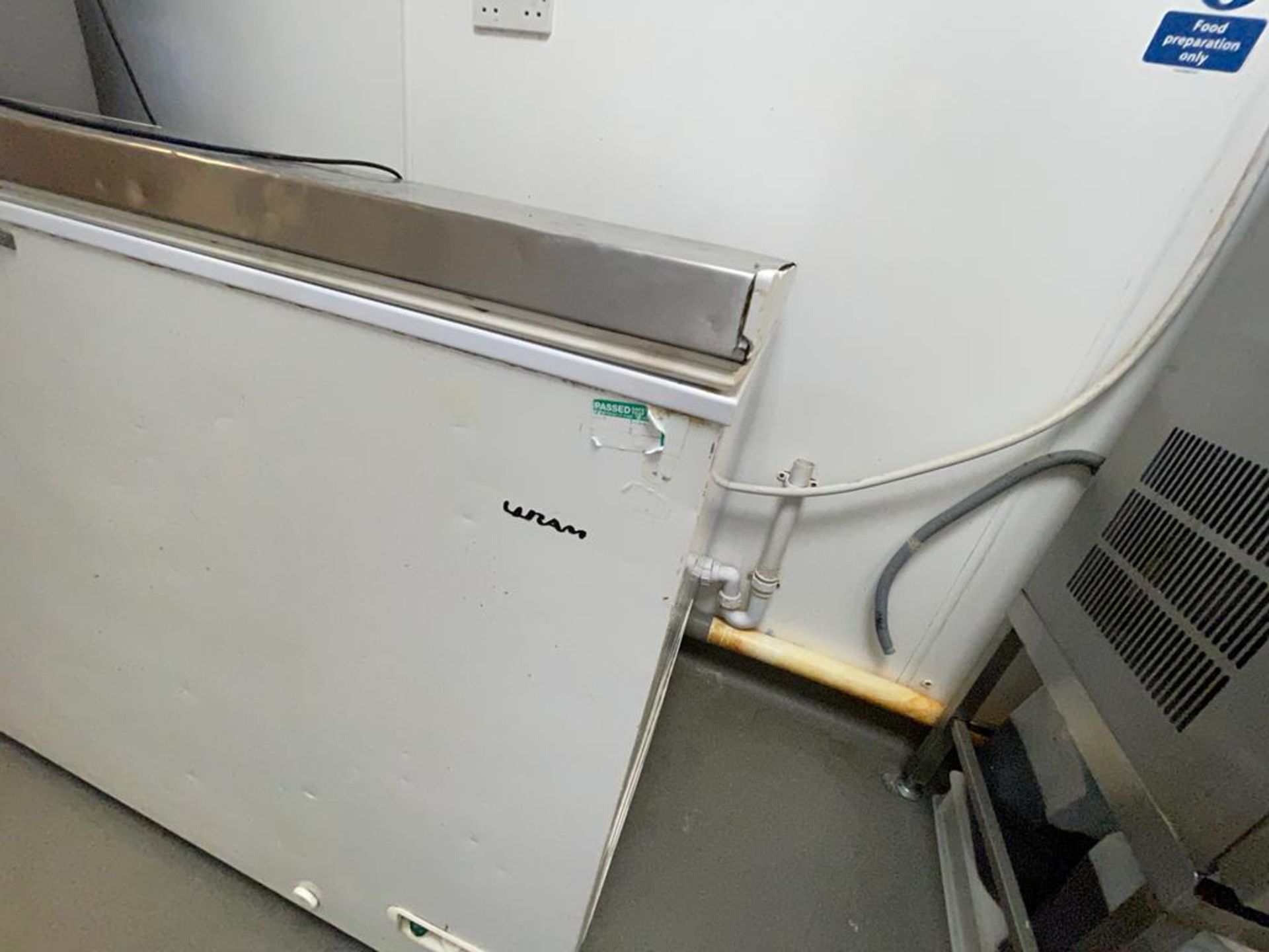 1 x Commercial Chest Freezer With Stainless Steel Top -Ref: BK187 - - Image 3 of 6