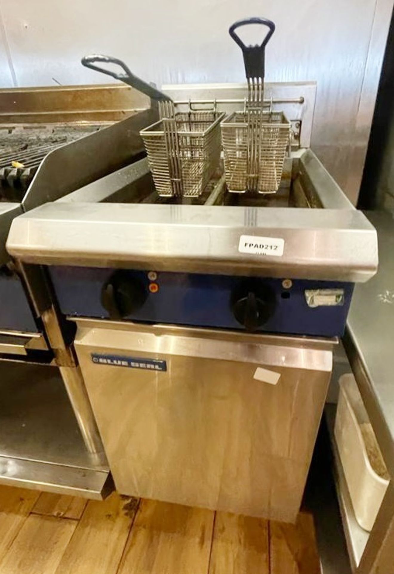 1 x Blue Seal E44 Commercial Twin Tank Fryer - 3 Phase -Ref: BK212 - - Image 2 of 7