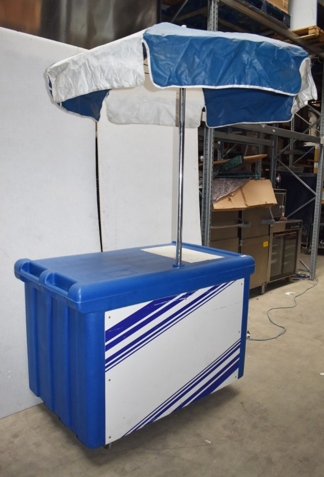 1 x Cambro Mobile BBQ Food Station With Parasol - Lightweight Plastic Design With Storage - Image 2 of 14