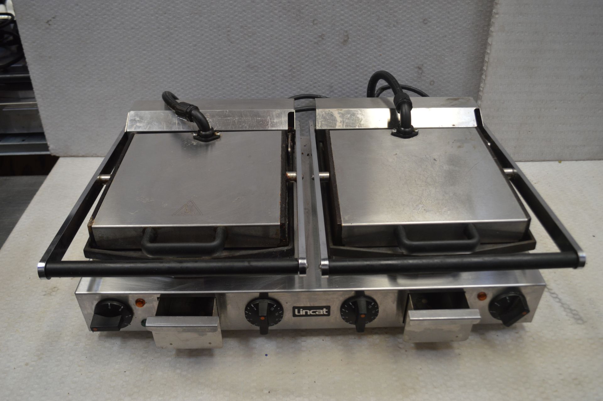 1 x Lincat Electric Counter Top Twin Contact Grill - Features Smooth Upper And Lower Plates -