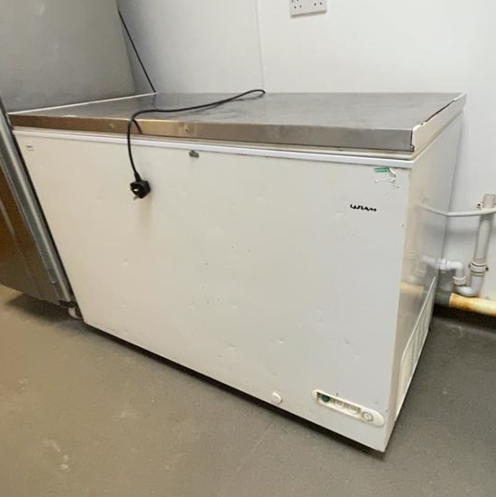 1 x Commercial Chest Freezer With Stainless Steel Top -Ref: BK187 - - Image 2 of 6