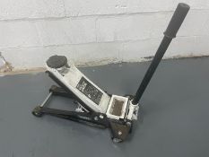 1 x Draper 2.25 Tone Trolley Jack - Ref: 69402 - CL011 - Location: Corby, Northamptonshire