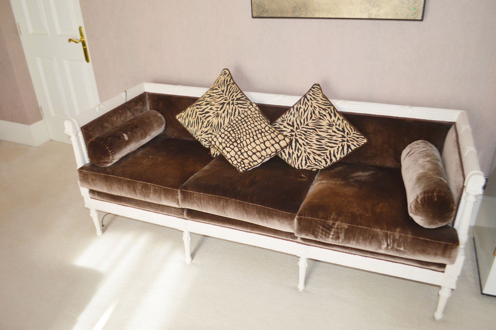 1 x Contemporary Bespoke Sofa To Be Removed From An Exclusive Property In Bowdon  - CL691 - NO VAT - Image 3 of 3