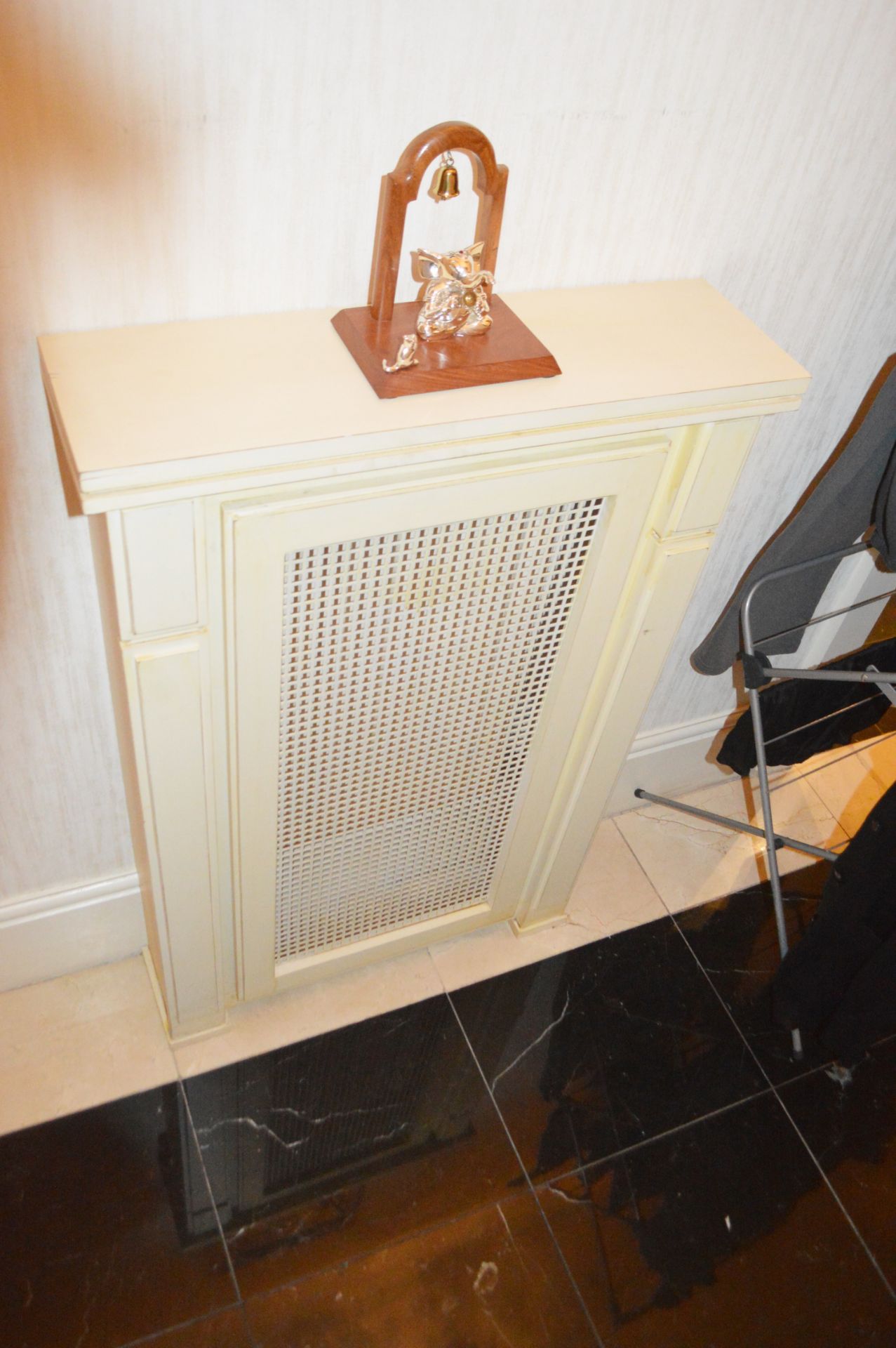 1 x White Wooden Radiator Cover - To Be Removed From An Exclusive Property In Bowdon - CL691 - - Image 2 of 2