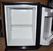 1 x Vitrifrigo Mini Refrigerator in Black - Model C330P - Ref: MPC139 P1- CL678 - Location: