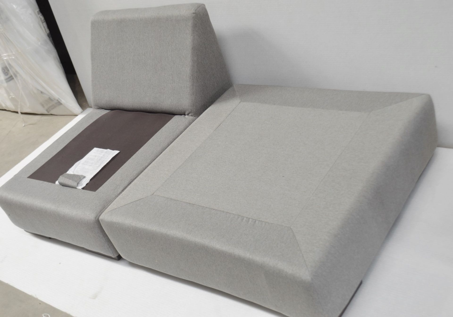 1 x Modular Chaise Lounge Upholstered In A Light Grey Fabric - Dimensions: D90 x L160 x H66cm / Seat - Image 3 of 8