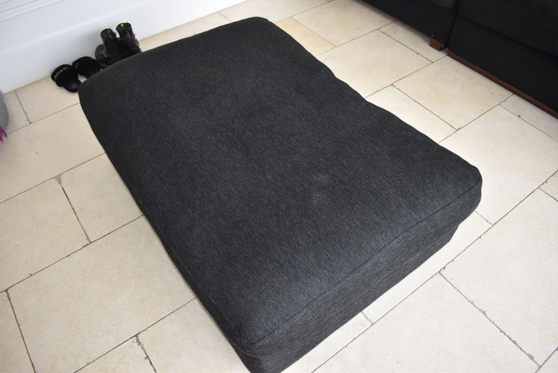 1 x Large Corner Sofa Upholstered in Dark Grey Grey Fabric - Inc Footstool - NO VAT ON THE HAMMER! - Image 7 of 15