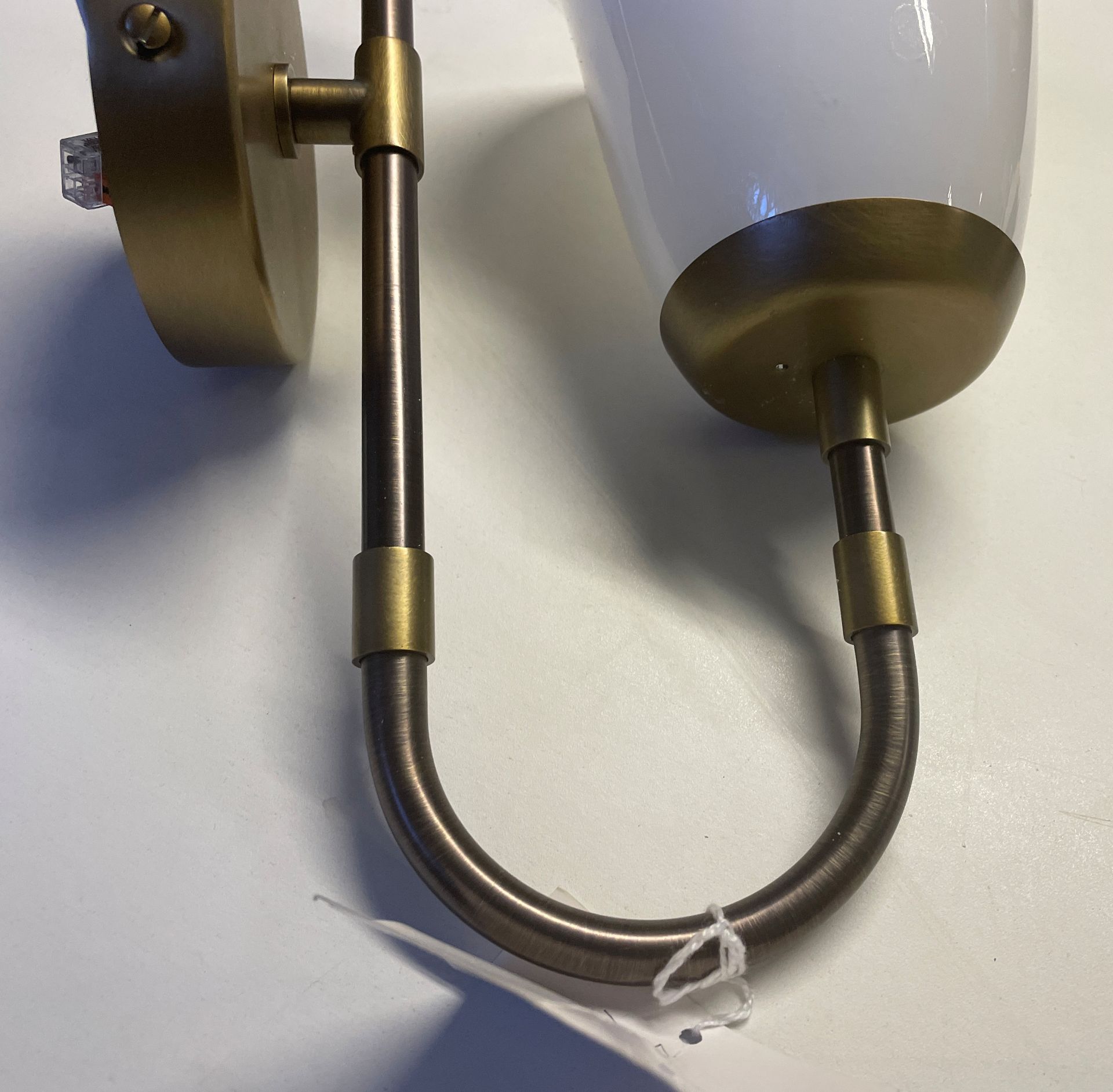 1 x Chelsom brushed brass and bronze Wall Light (height 37cm x depth 24cm) with smoked white glass - Image 4 of 9