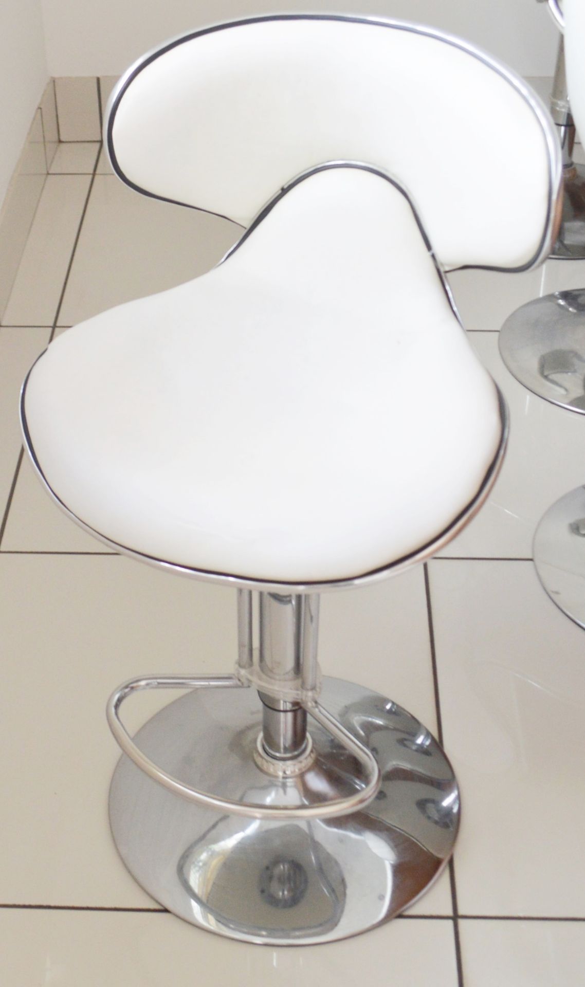 4 x Deluxe Modern White Bar Stools - CL685 - Location: Blackburn BB6 - NO VAT On Hammer This Lot