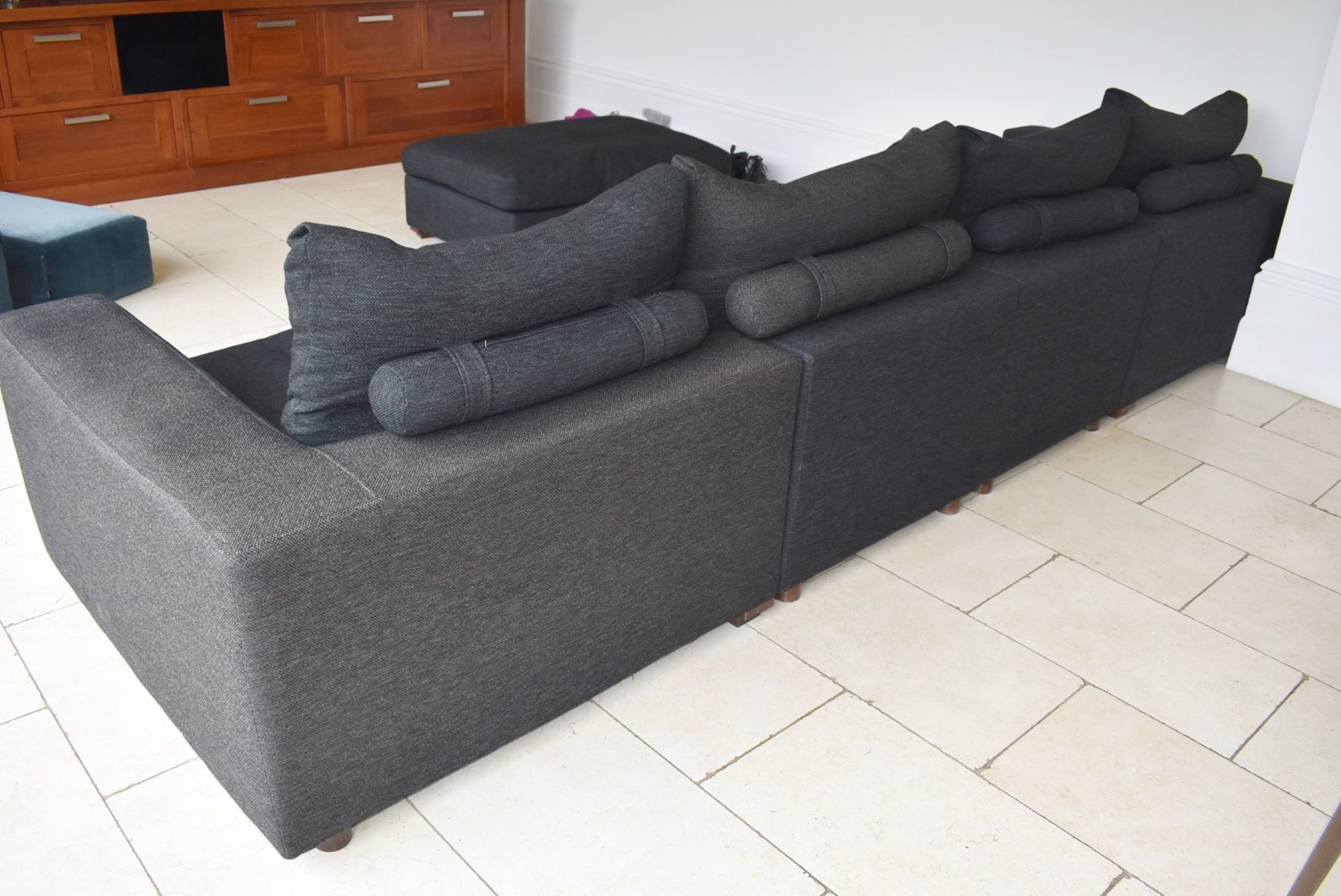 1 x Large Corner Sofa Upholstered in Dark Grey Grey Fabric - Inc Footstool - NO VAT ON THE HAMMER! - Image 4 of 15