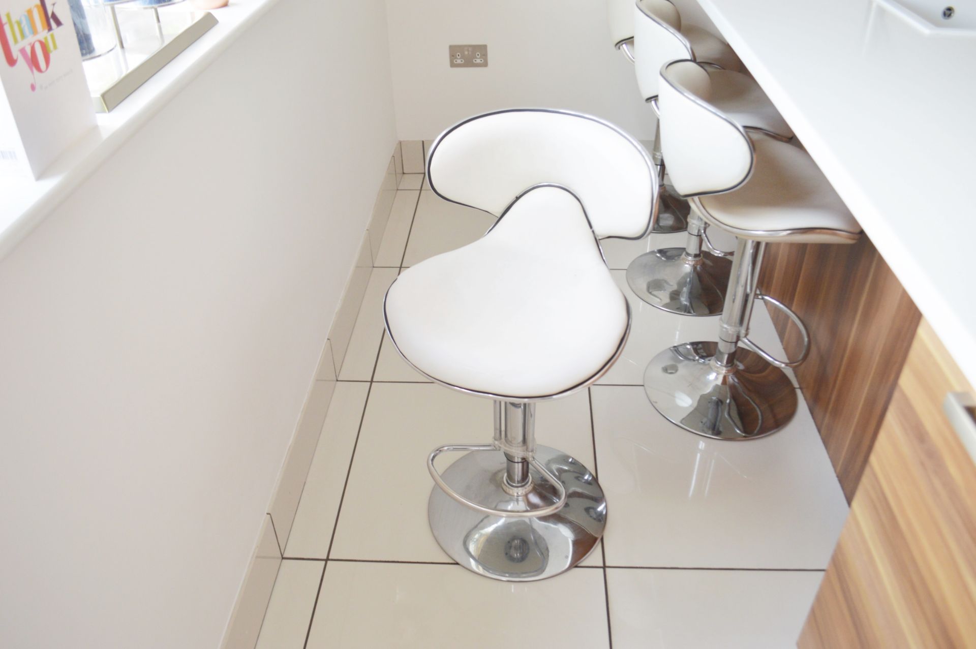 4 x Deluxe Modern White Bar Stools - CL685 - Location: Blackburn BB6 - NO VAT On Hammer This Lot - Image 4 of 4