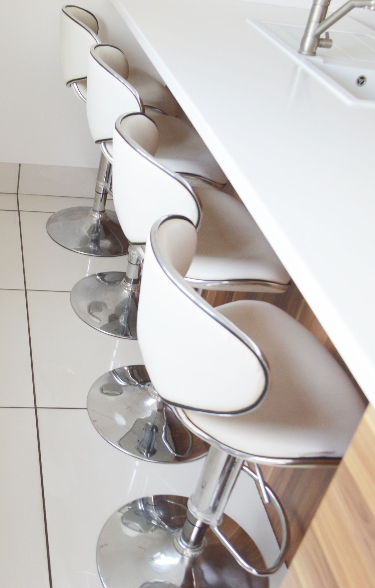 4 x Deluxe Modern White Bar Stools - CL685 - Location: Blackburn BB6 - NO VAT On Hammer This Lot - Image 3 of 4