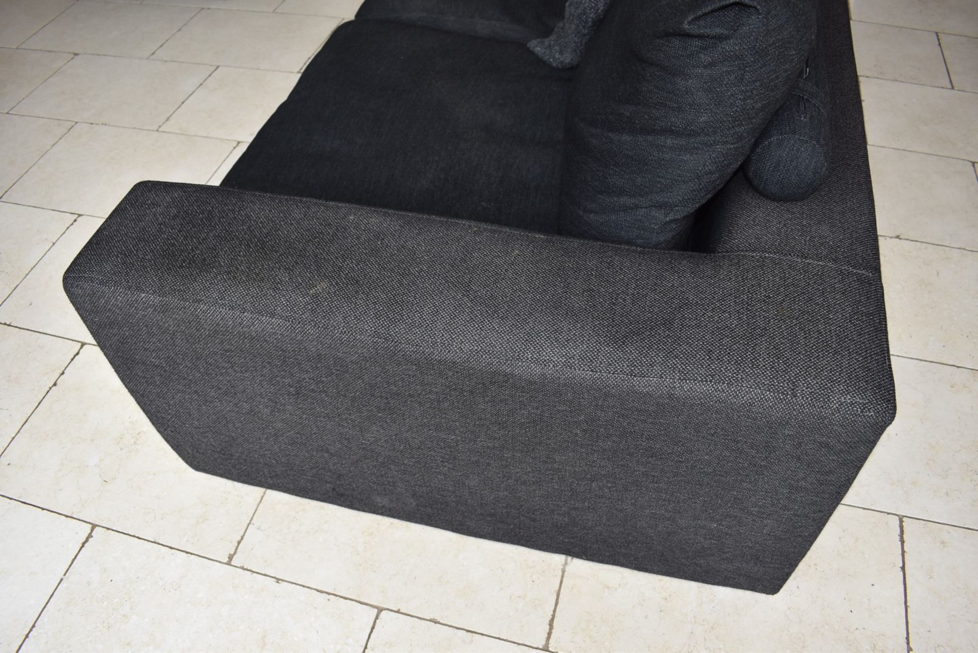 1 x Large Corner Sofa Upholstered in Dark Grey Grey Fabric - Inc Footstool - NO VAT ON THE HAMMER! - Image 5 of 15