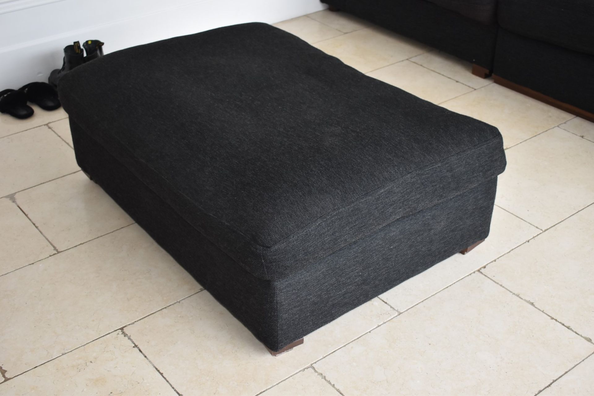 1 x Large Corner Sofa Upholstered in Dark Grey Grey Fabric - Inc Footstool - NO VAT ON THE HAMMER! - Image 11 of 15