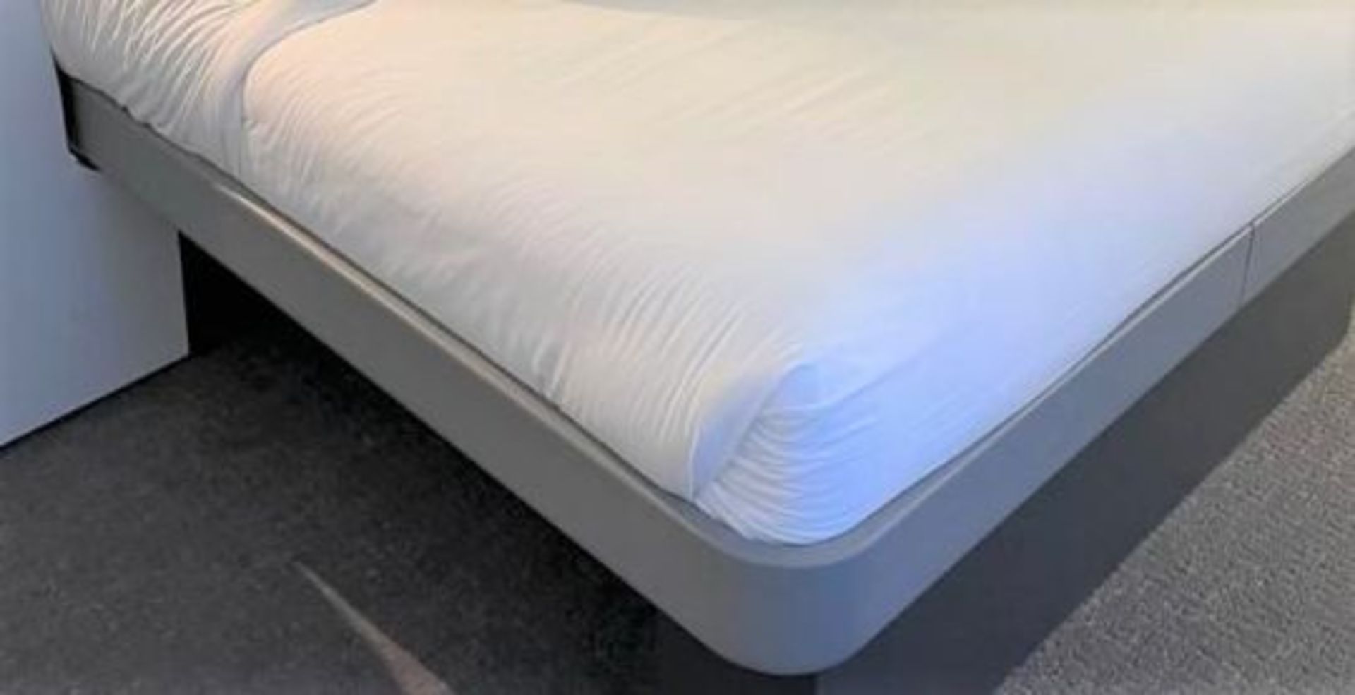1 x Double Adjustable Space Saving Smart Bed With Serta Motion Memory Foam Mattress - Signature - Image 2 of 8