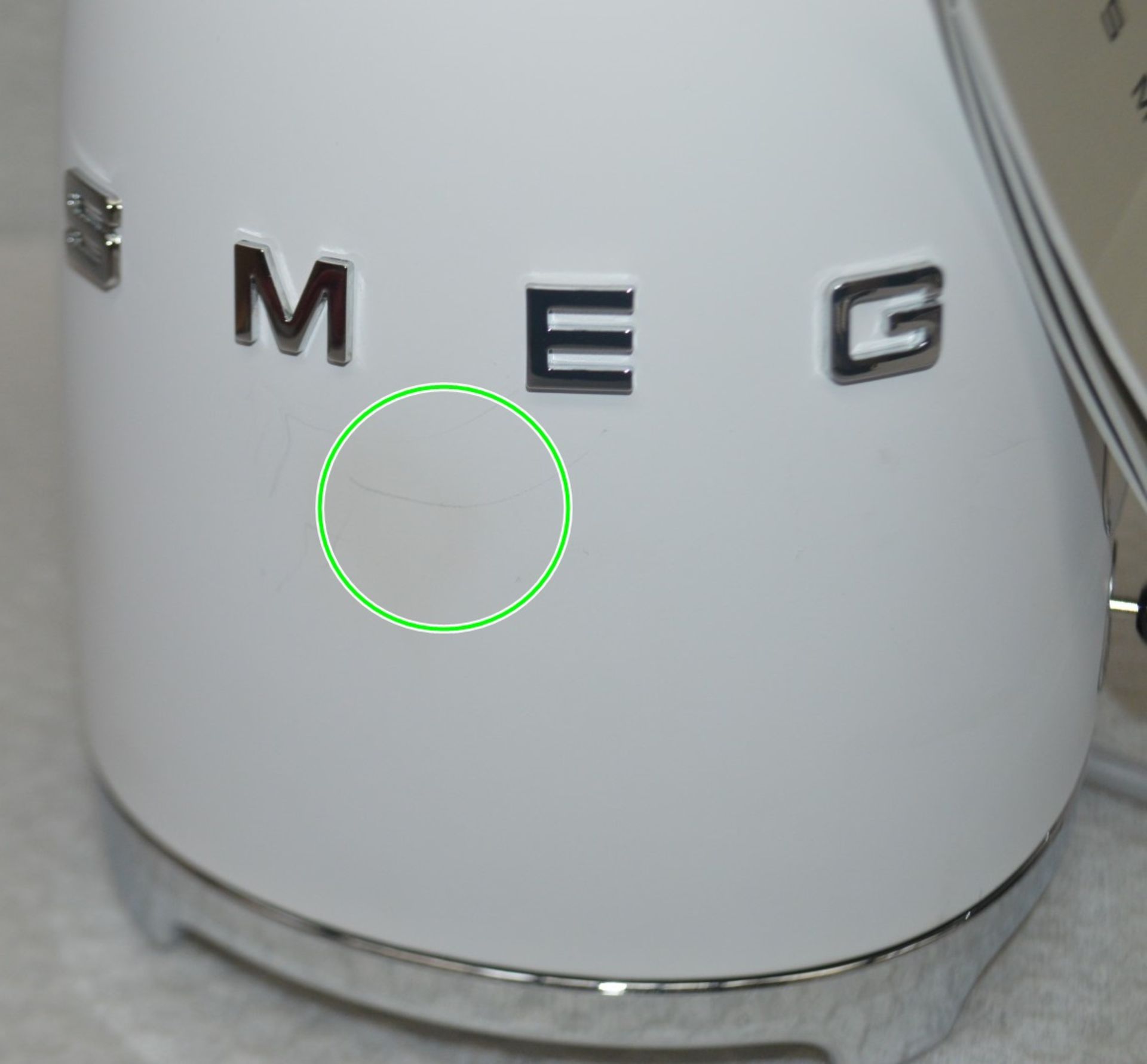 1 x SMEG 50s-Style Kettle In Matte White - Original RRP £179.95 - Location: Altrincham - Image 2 of 8