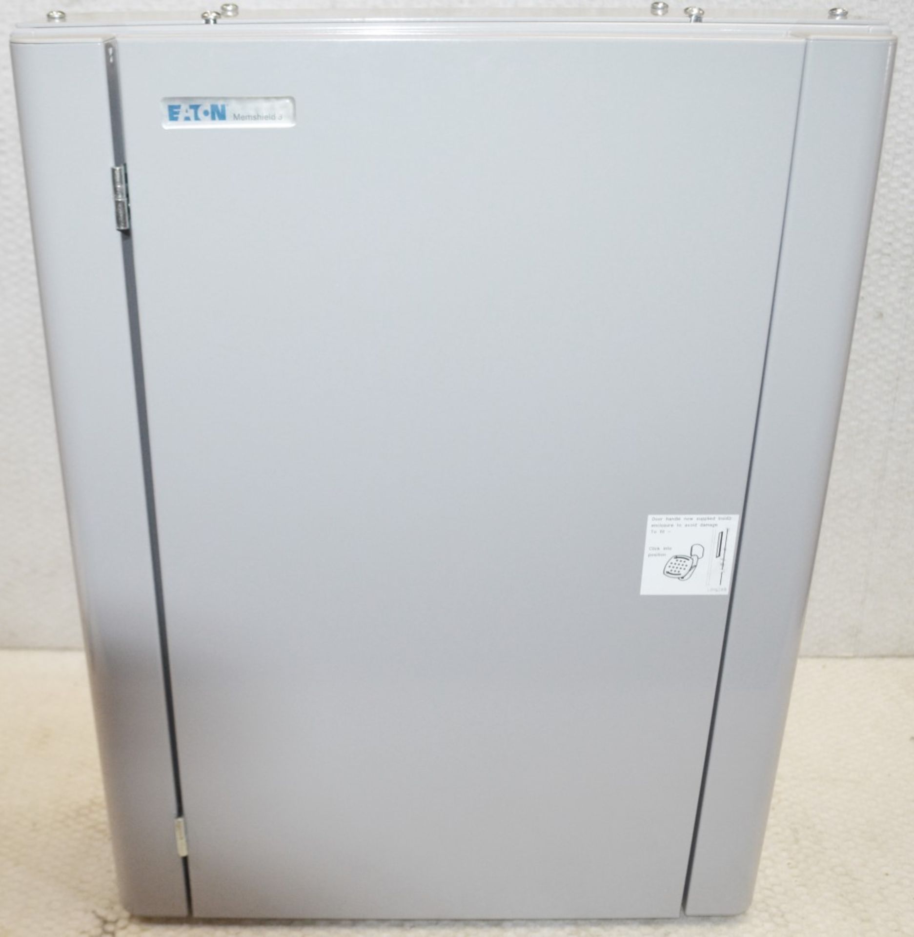 1 x Eaton MEM 125A 12 Way Triple Pole and Neutral 3 Phase Distribution Board Cabinet - CL011 - - Image 2 of 3