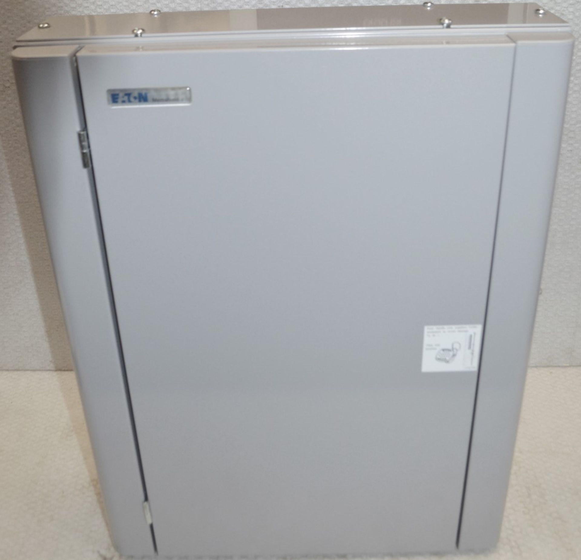 1 x Eaton MEM 125A 12 Way Triple Pole and Neutral 3 Phase Distribution Board Cabinet - CL011 - - Image 3 of 3