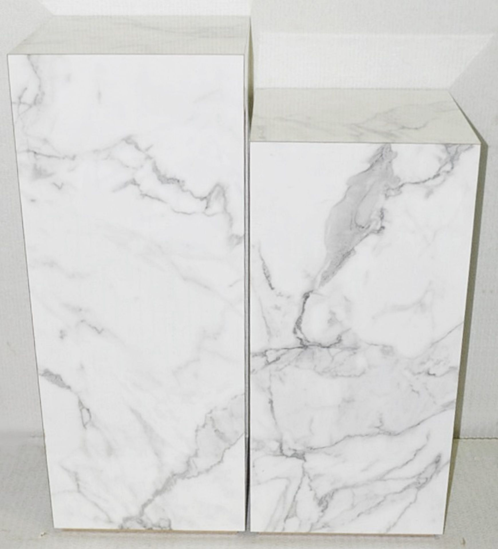 2 x Shop Display Plinths With A Faux-Marble Laminate Finish In WHITE With Brass Coloured Bases - Image 2 of 3