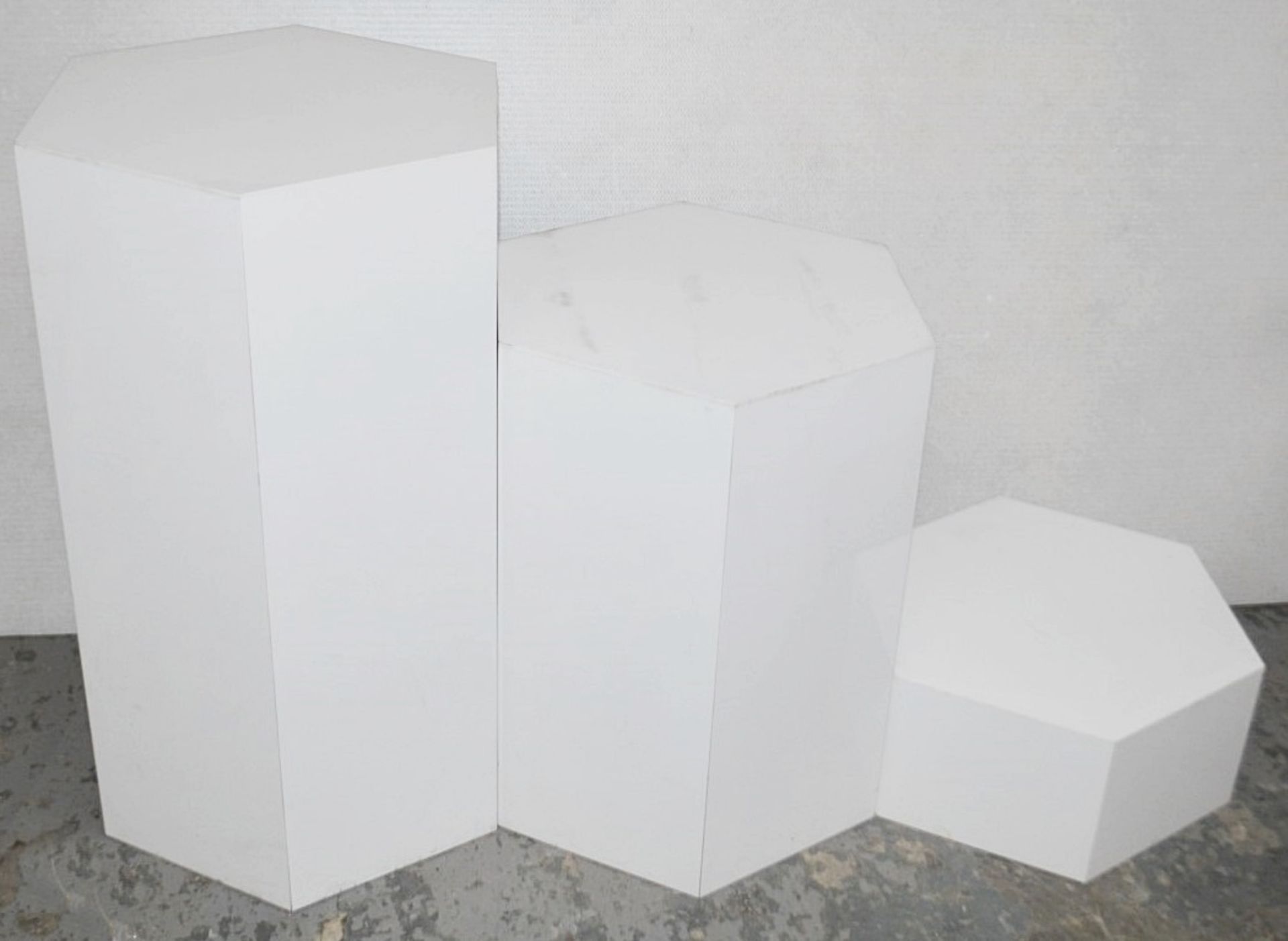 Set Of 3 x Hexegonal Display Plinths In White - Ex-Display Showroom Pieces - Ref: HAR241 GIT - CL987 - Image 2 of 7