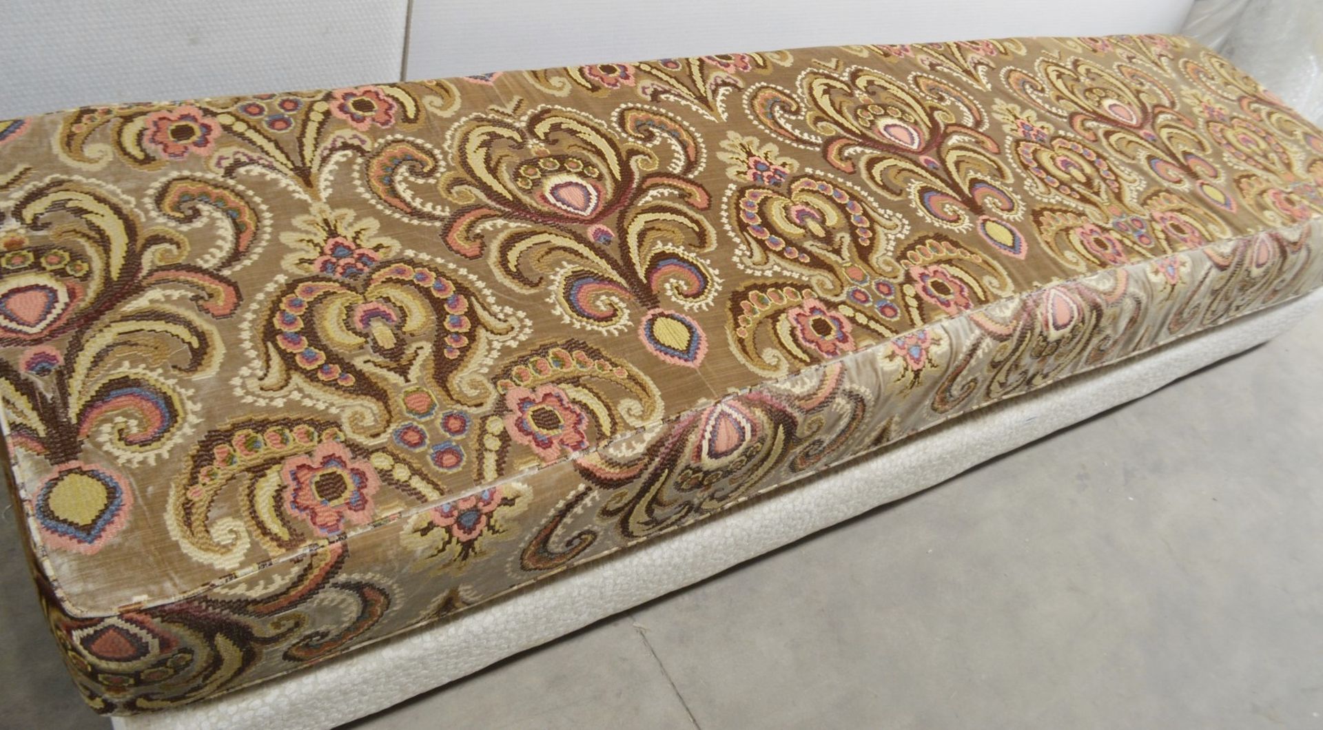 1 x Impressive 9ft Long Moroccan-style Seating Bench With Matching Footstool And 6 x Scatter - Image 3 of 9