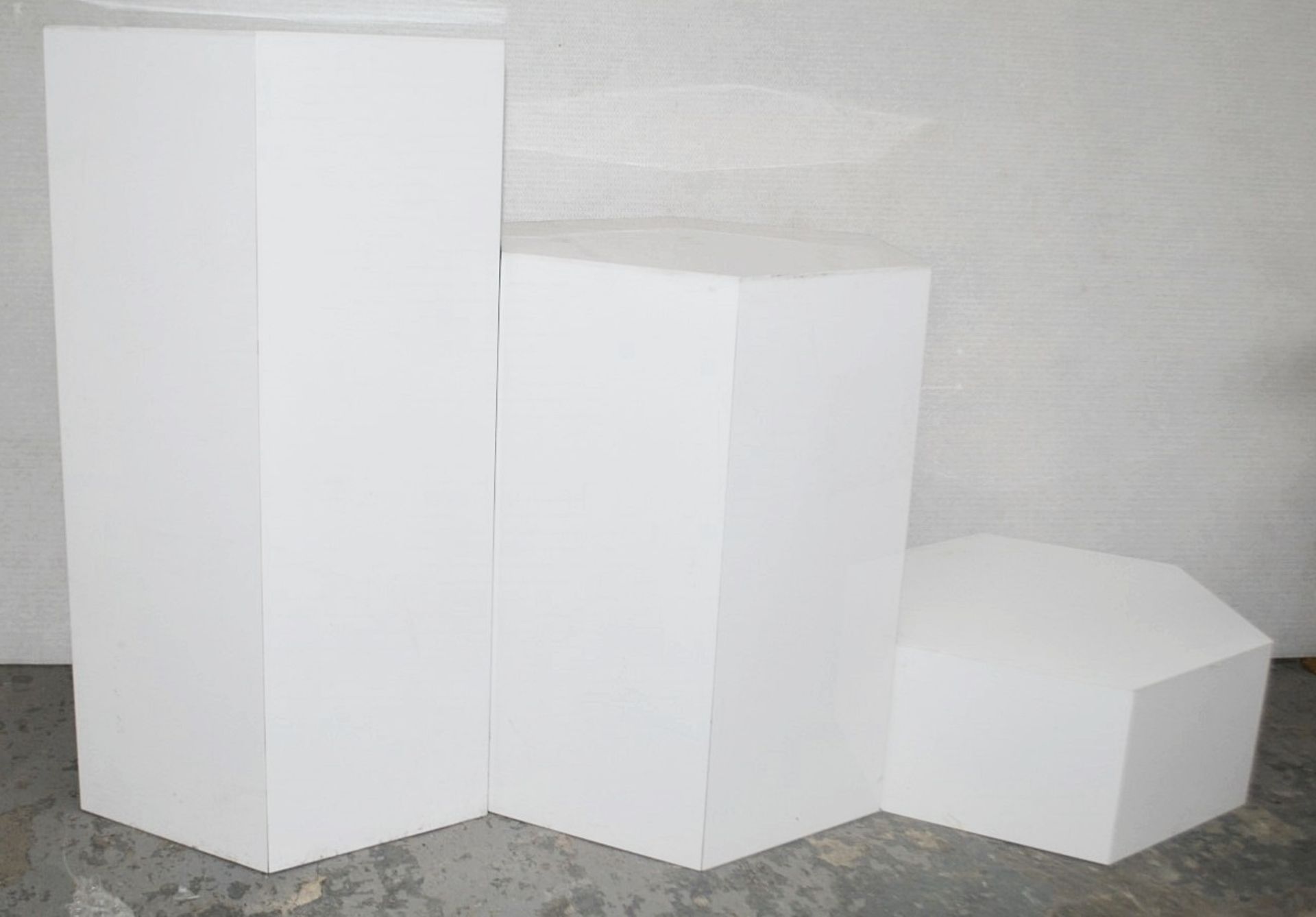 Set Of 3 x Hexegonal Display Plinths In White - Ex-Display Showroom Pieces - Ref: HAR241 GIT - CL987 - Image 4 of 7