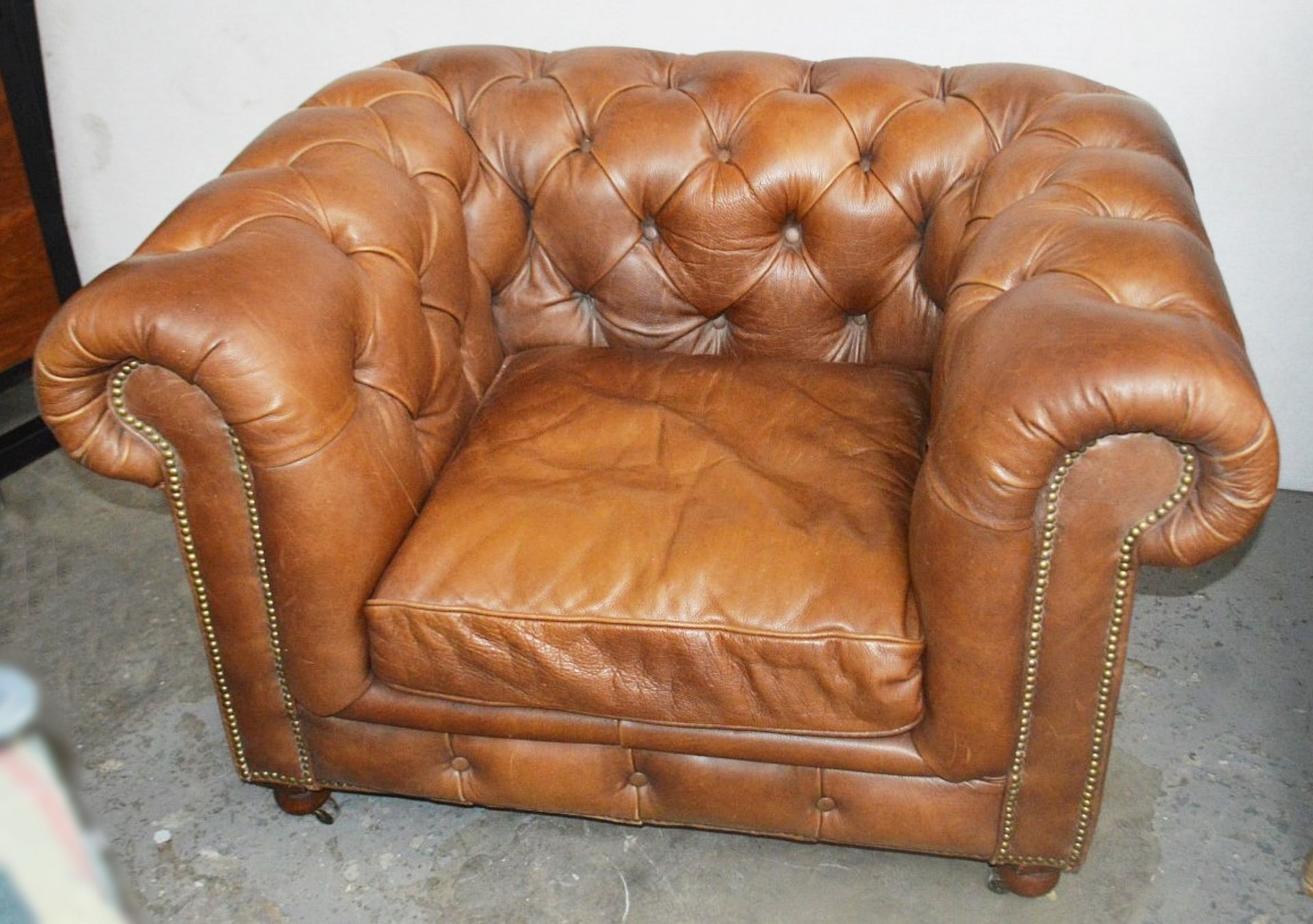 1 x Vintage-style Large Leather Chesterfield Armchair - Showroom / Window Display Piece - Dimensions - Image 3 of 5