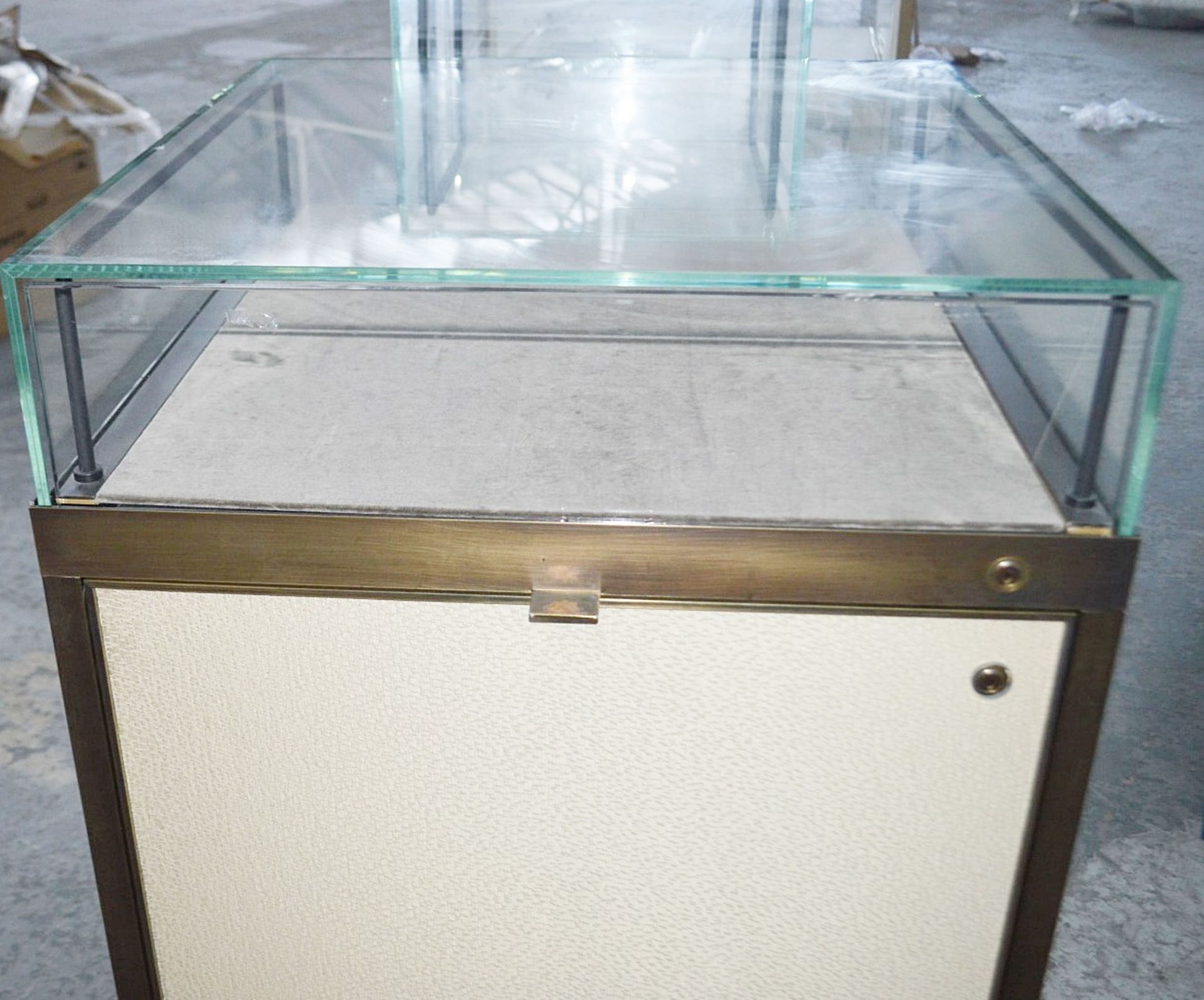 1 x Luxury Double Cabinet Glass Display Case - Dimensions: H124 x W100 x D65cm - Ex-Showroom Piece - Image 6 of 9
